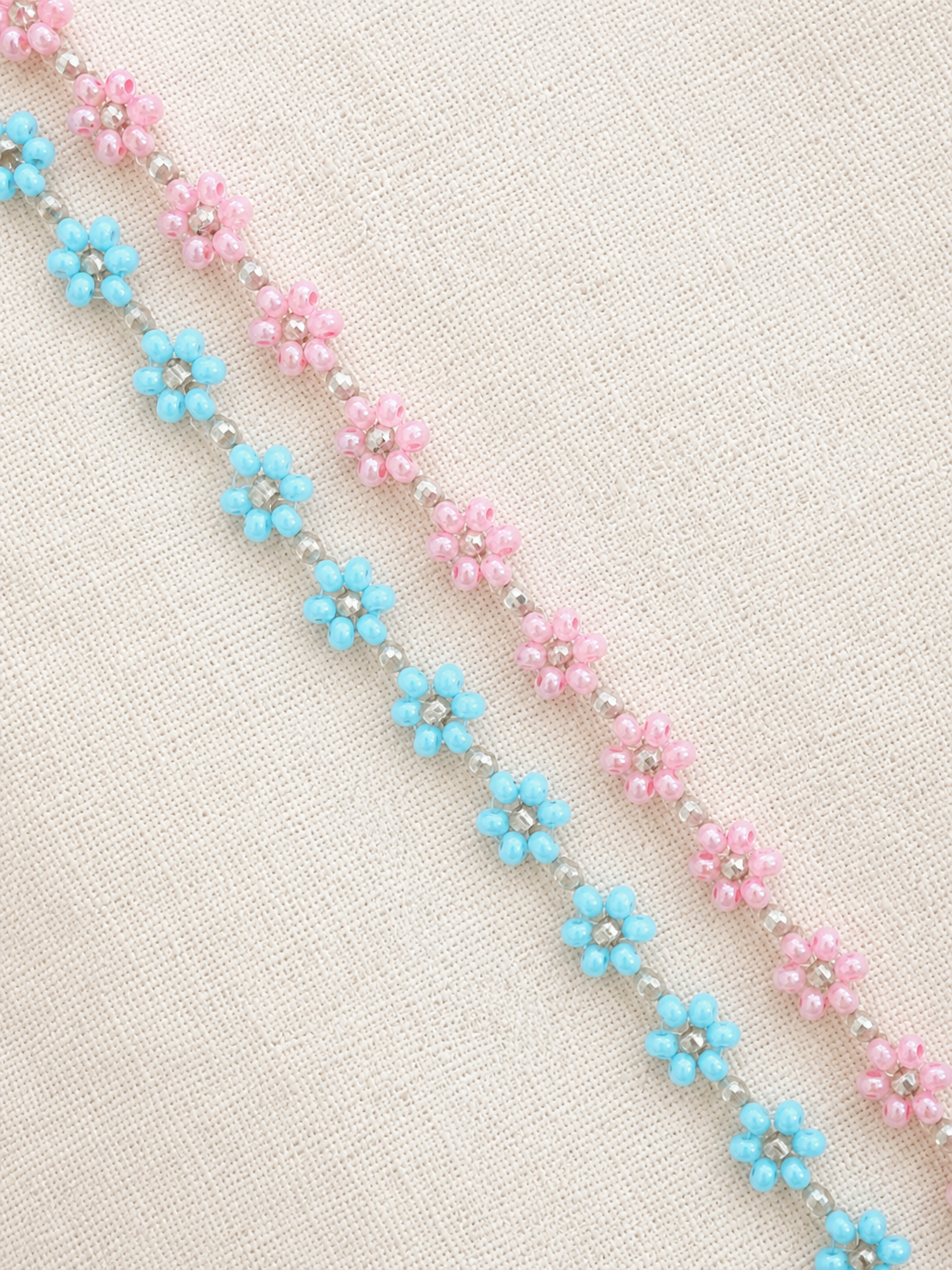 Sommerliches Perlenarmband mit Blumen