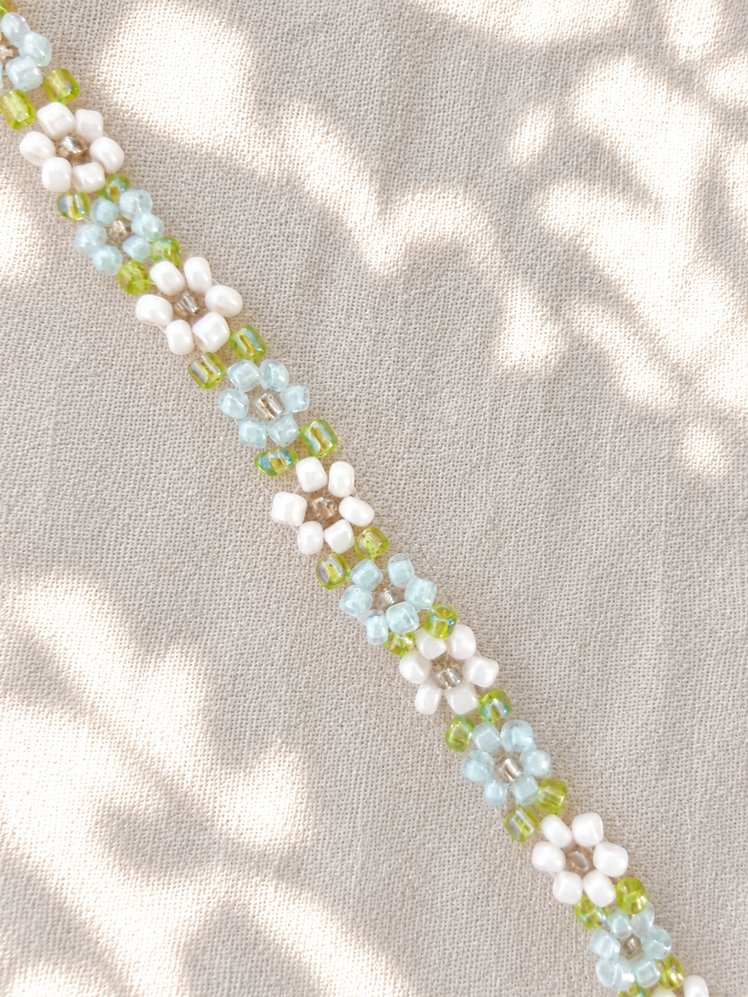 Handgemachtes pastell Blumenarmband, blau