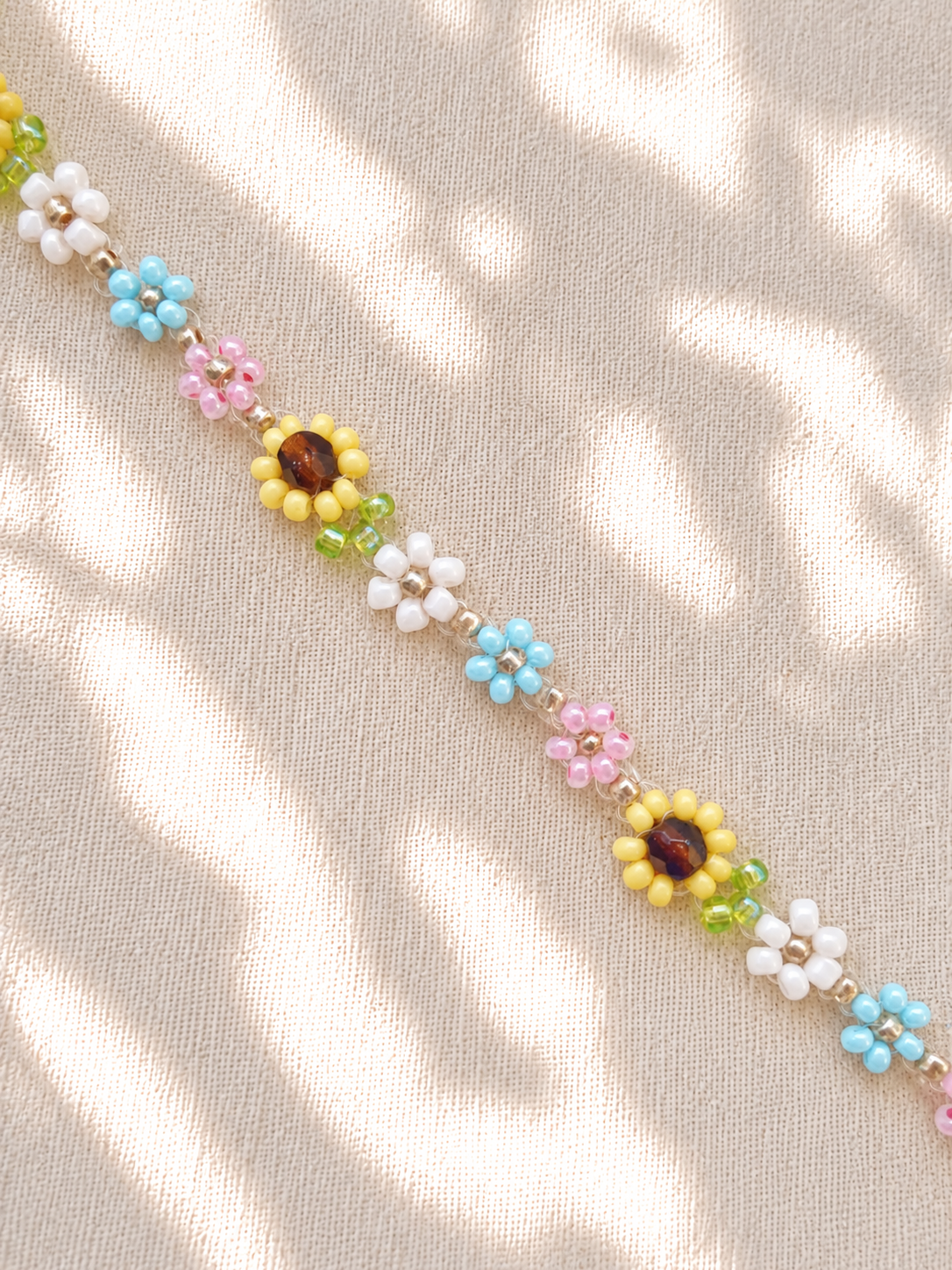 Handgemachtes Perlenblumenarmband mit Sonnenblumen