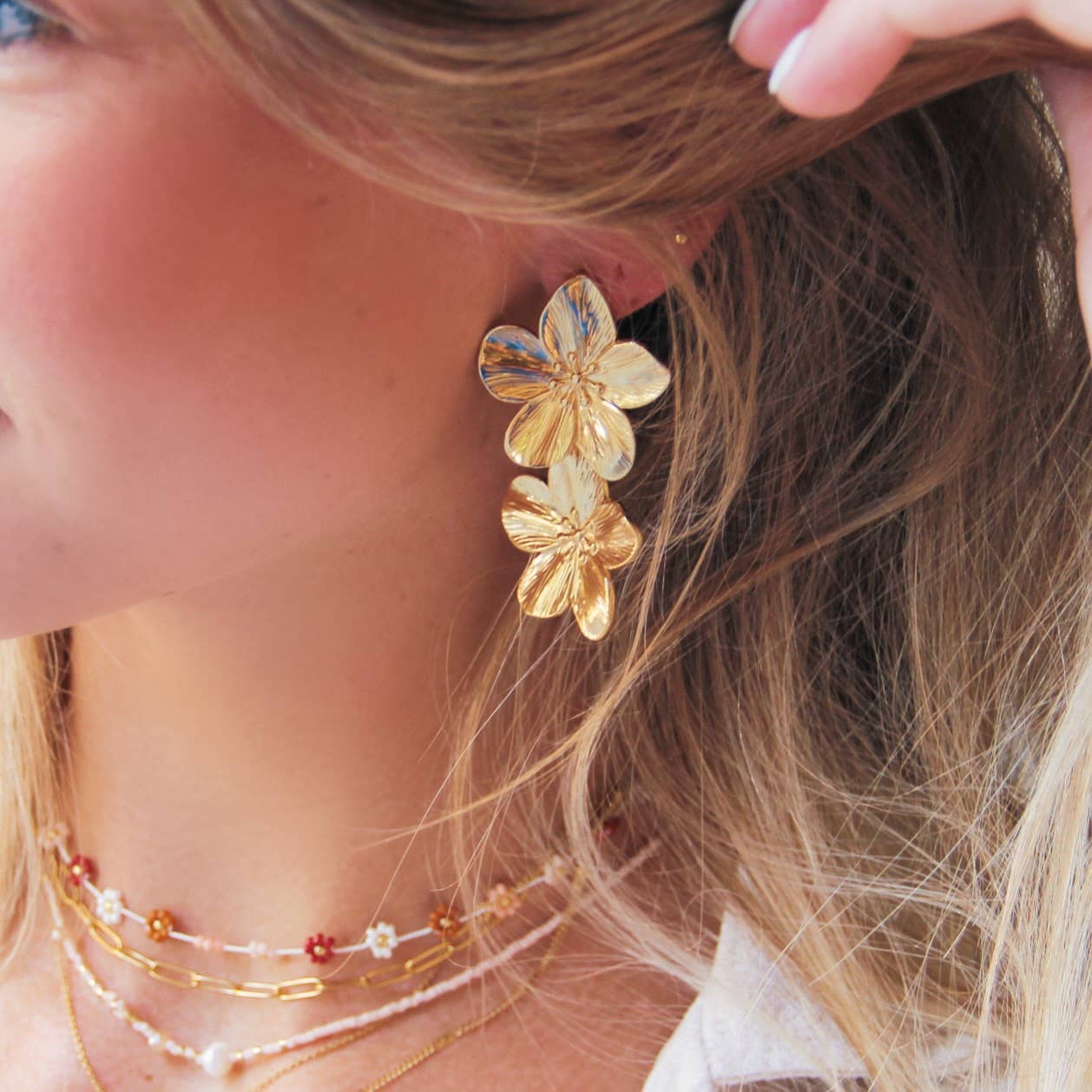 Goldfarbene Kirschblüten-Ohrringe aus Edelstahl, eleganter Schmuck mit zwei großen Blüten.