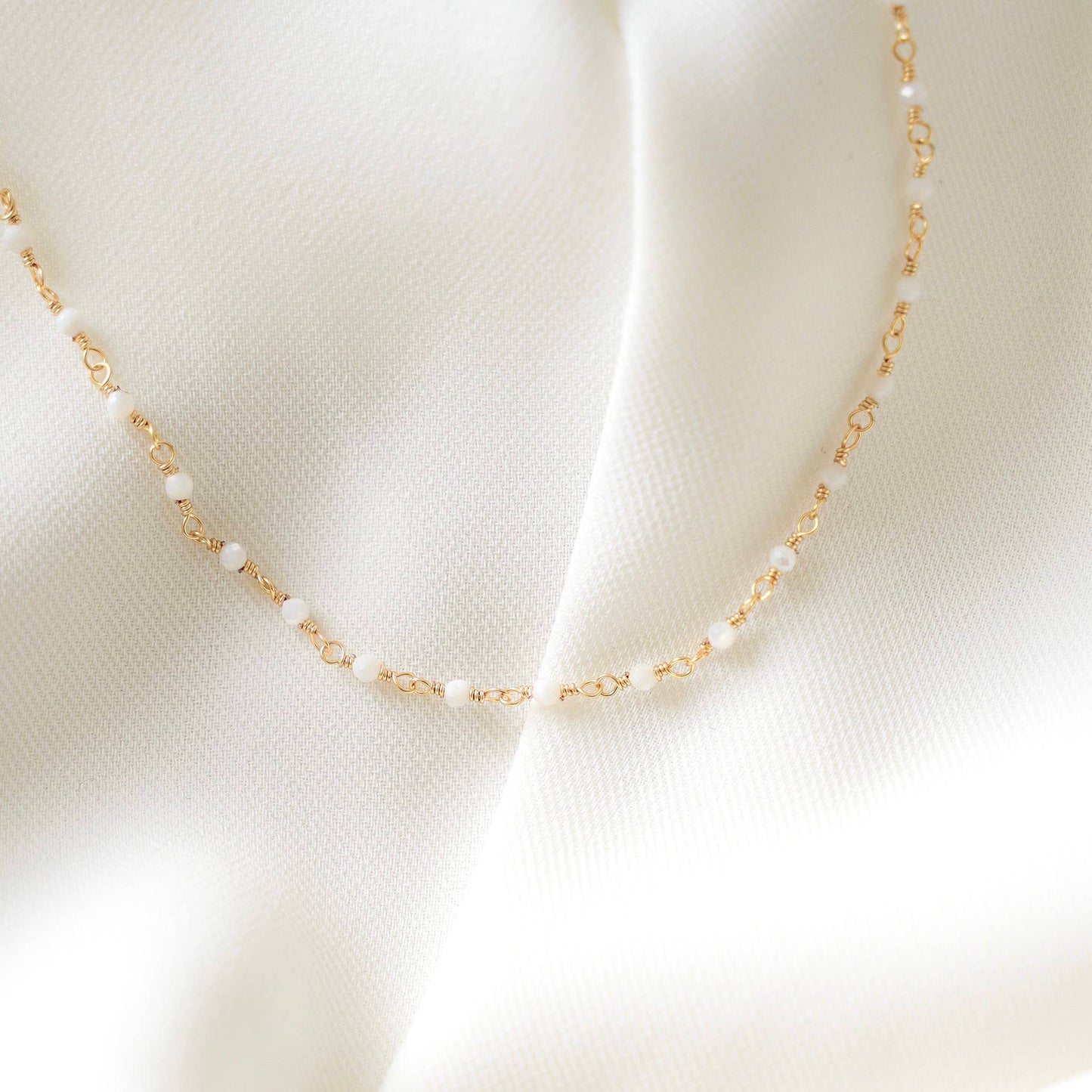 Kette mit kleinen, weißen Perlen