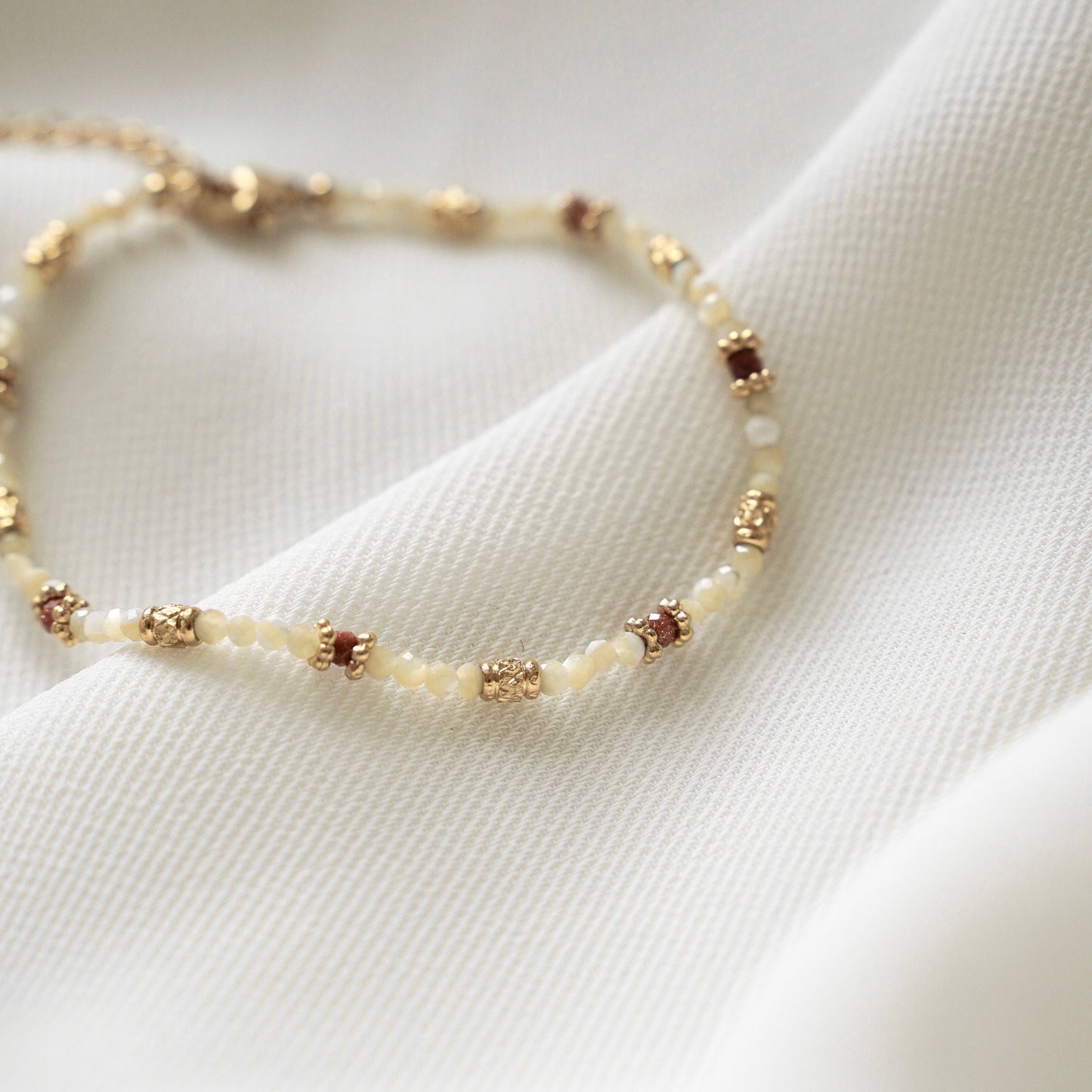 Armband mit weißen und roten Perlen