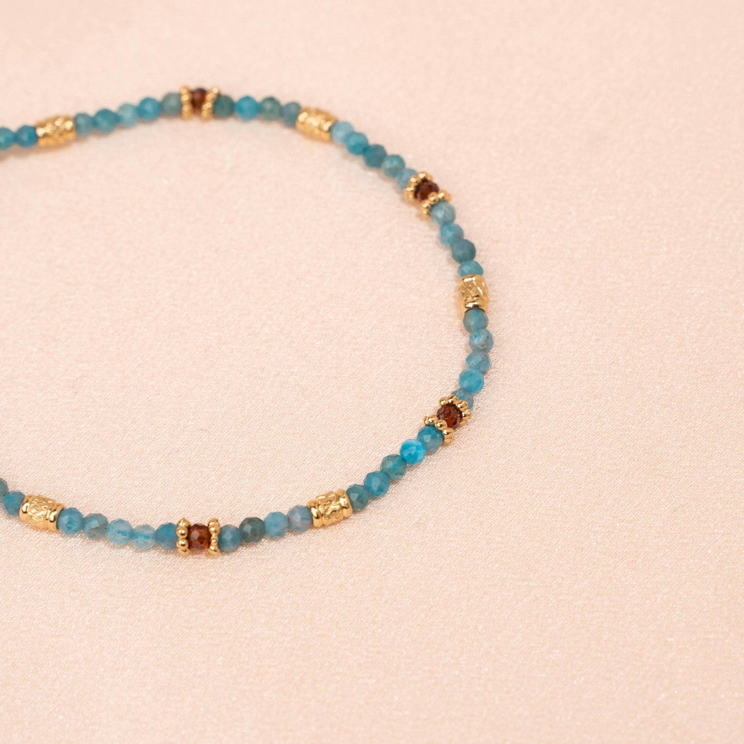 Armband mit blauen Naturperlen aus Apatit
