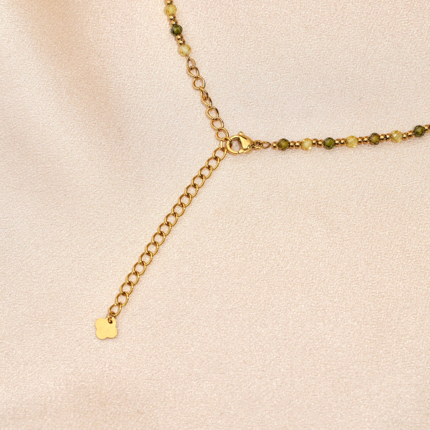 Collier avec des perles vertes et dorées