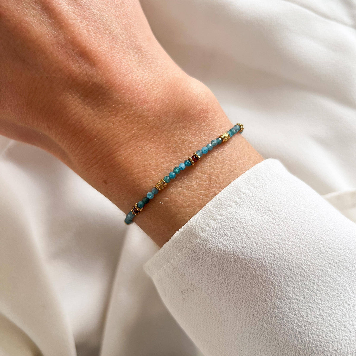 Armband mit blauen Naturperlen aus Apatit