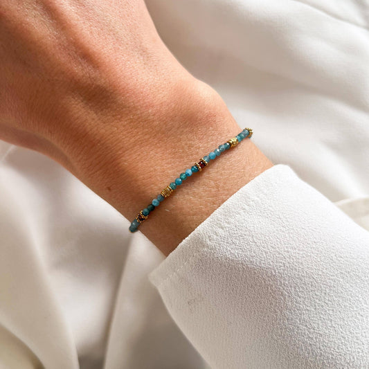 Armband mit blauen Naturperlen aus Apatit