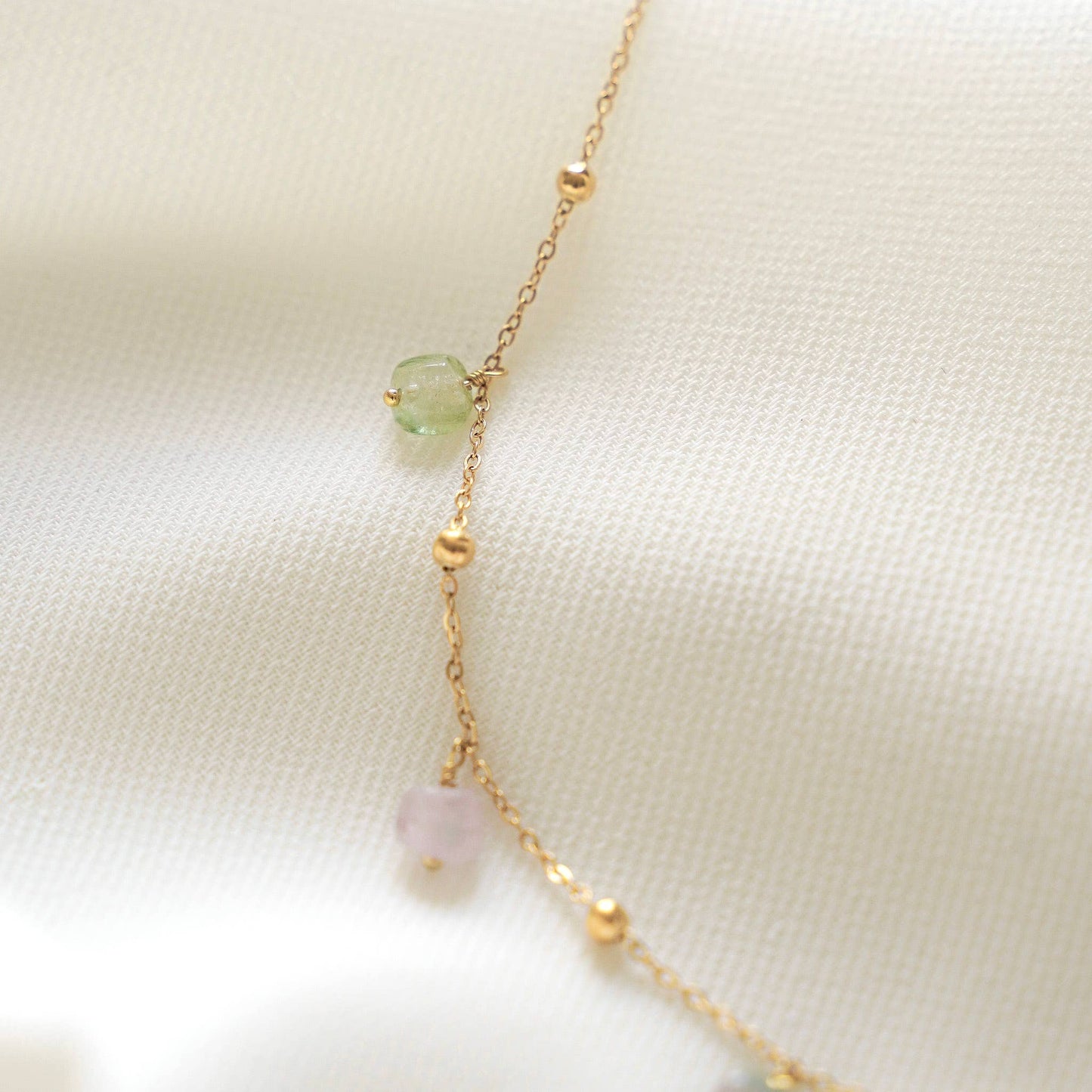 Collier avec pendentifs en pierre colorée