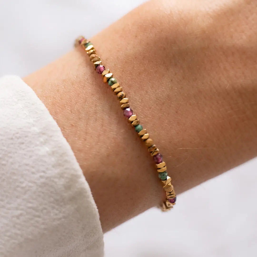 Armband aus mehrfarbigen Natursteinen