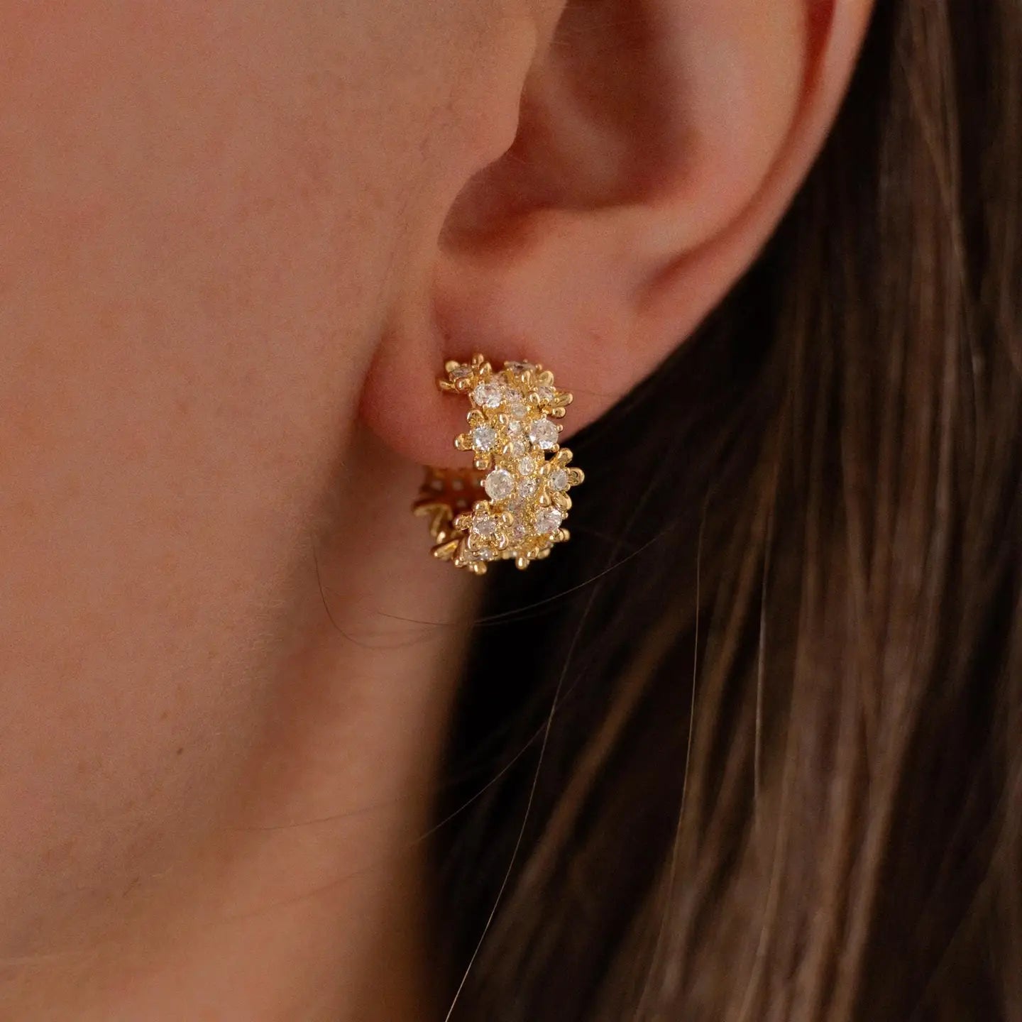 Feine goldene Creolen mit Zirkonen Blumen