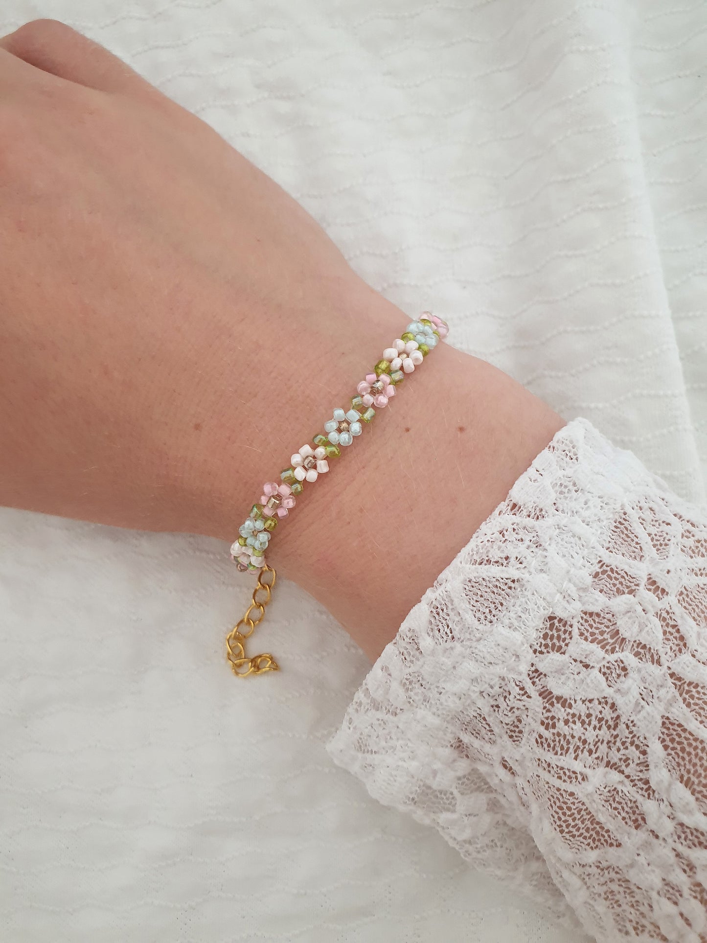 Handgemachtes pastell Blumenarmband aus Glasperlen