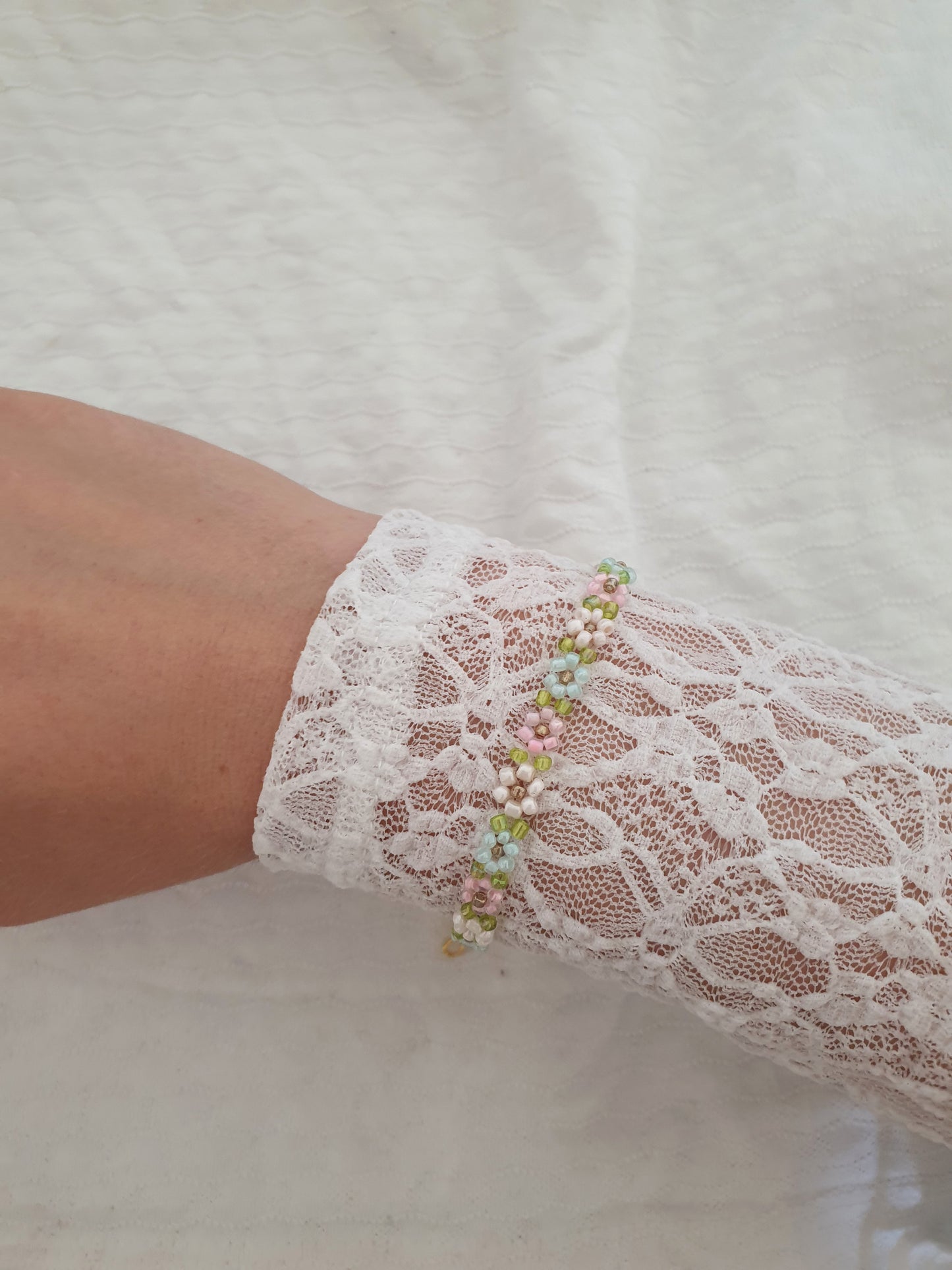 Handgemachtes pastell Blumenarmband aus Glasperlen
