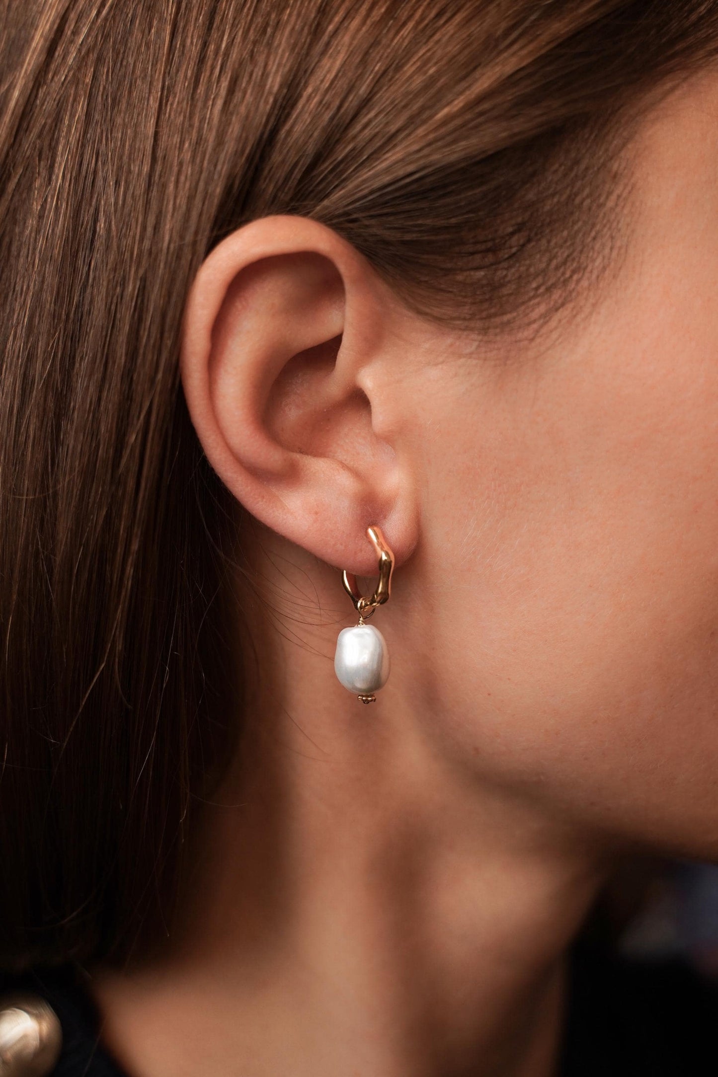 Hoop earrings with large pearl