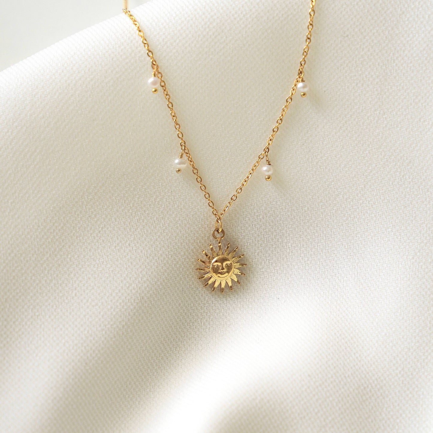 Collier avec pendentif soleil et perles