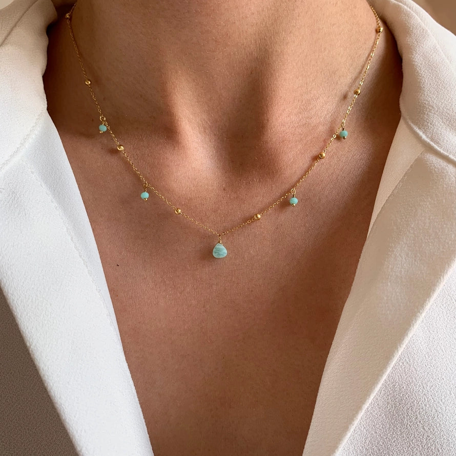 collier avec pierres bleues