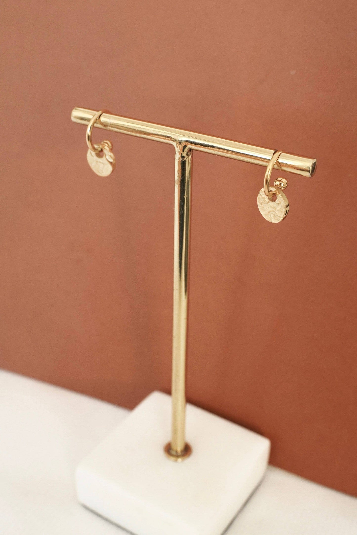 Mini boucles d'oreilles créoles avec pièce