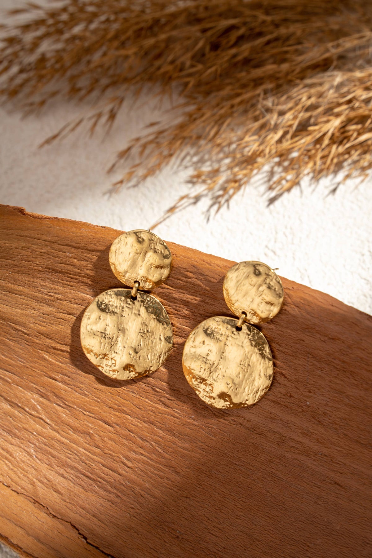 Goldene Statement Ohrringe mit gehämmerten Scheiben