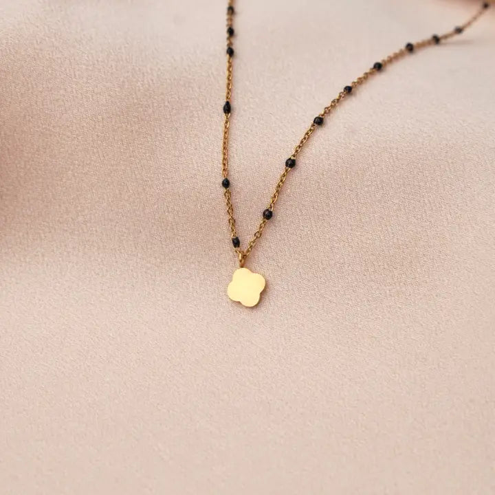 Necklace with black pearls and clover leaf