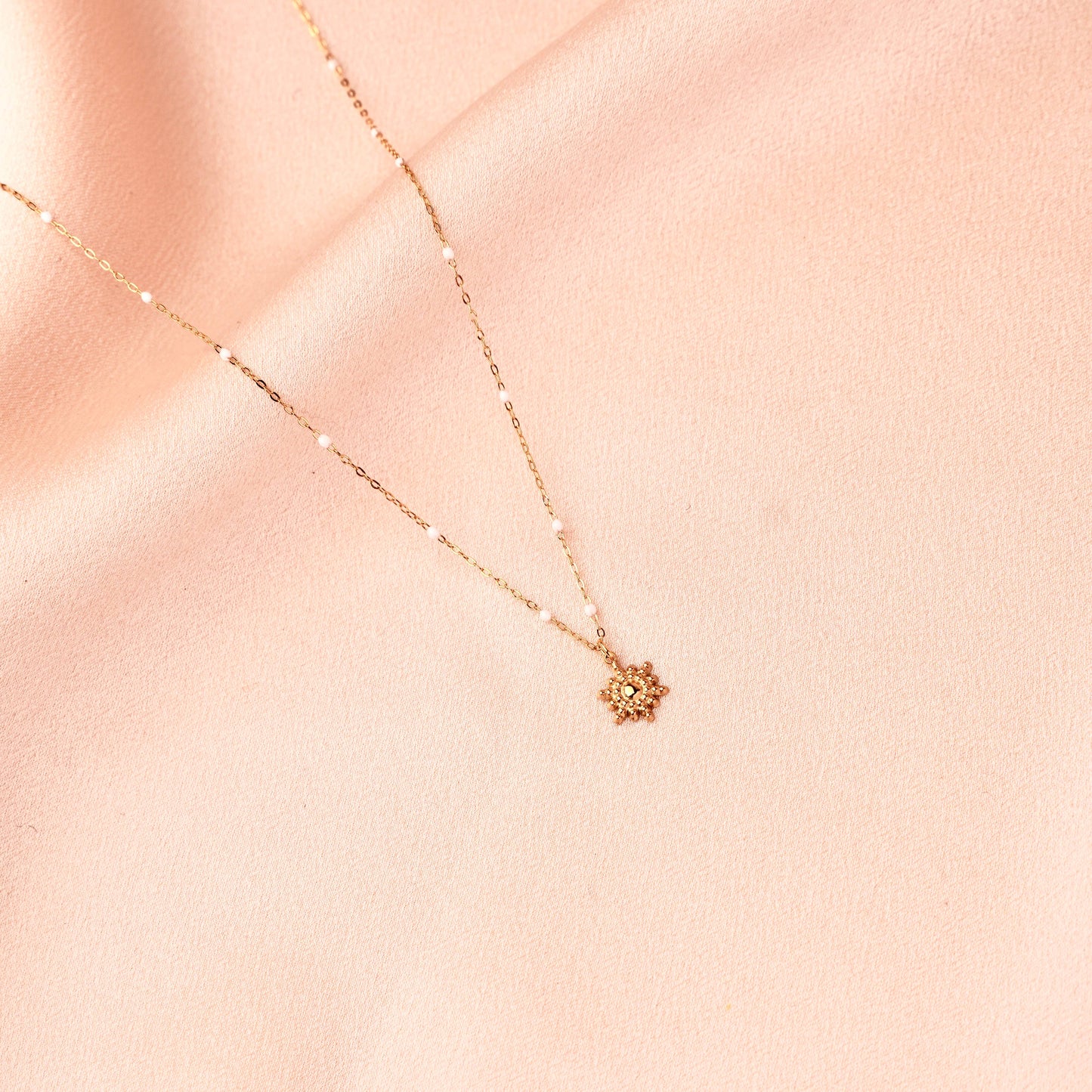 Collier avec petites perles et pendentif soleil