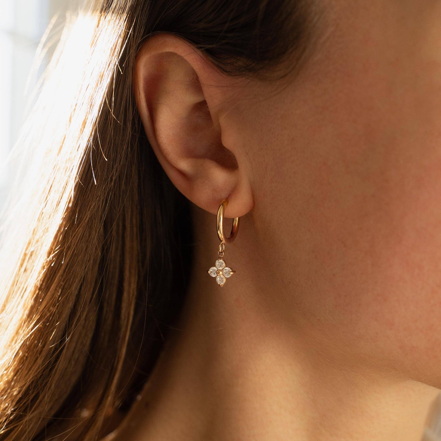 mini boucles d'oreilles créoles avec pendentif étoile en cristal