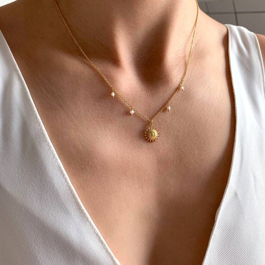 Collier avec pendentif soleil et perles