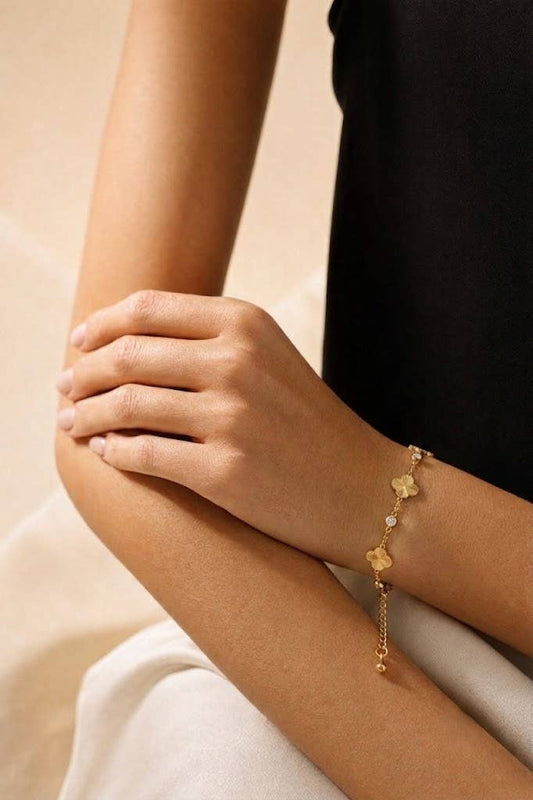 Armband mit goldenen Kleeblättern