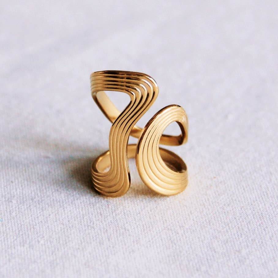 Statement Ring mit Wellenform. Von schräg oben auf einem weißen Hintergrund.