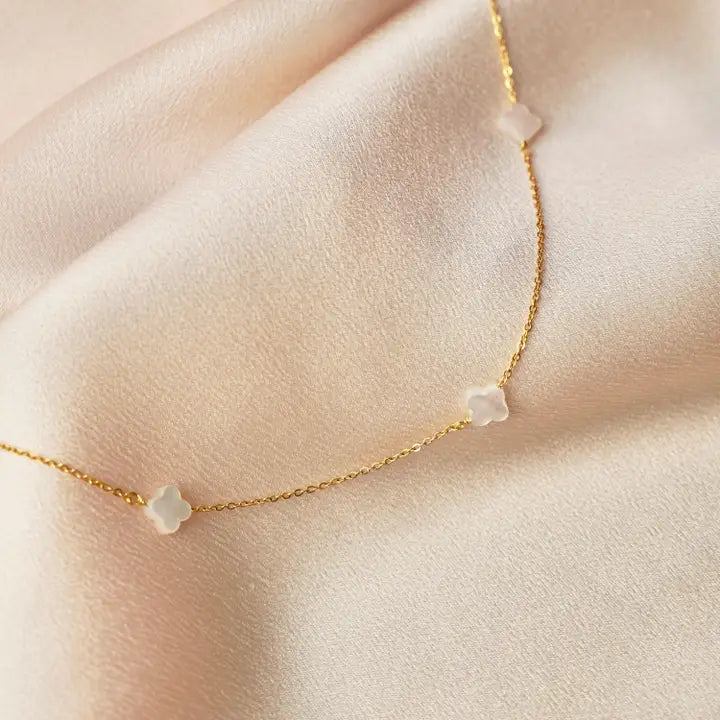 Necklace with 3 clover pendants