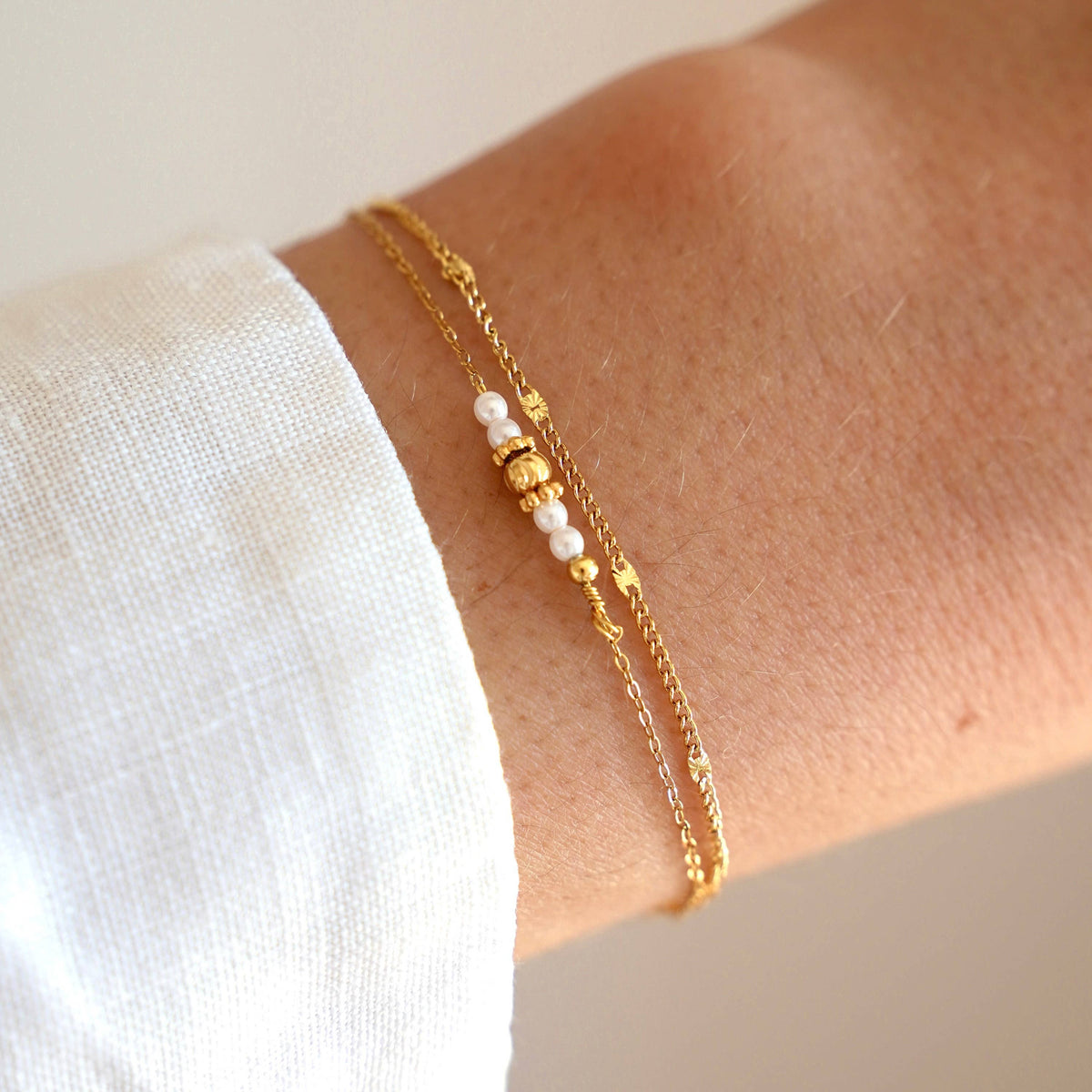 Feines, doppeltes Armband mit kleinen Perlen