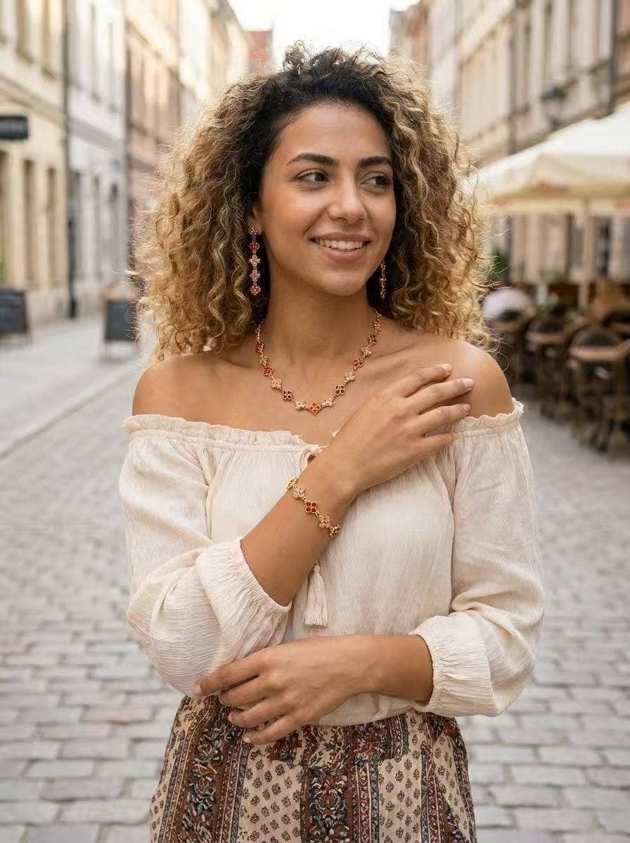 Goldenes Armband mit roten Kristallblumen