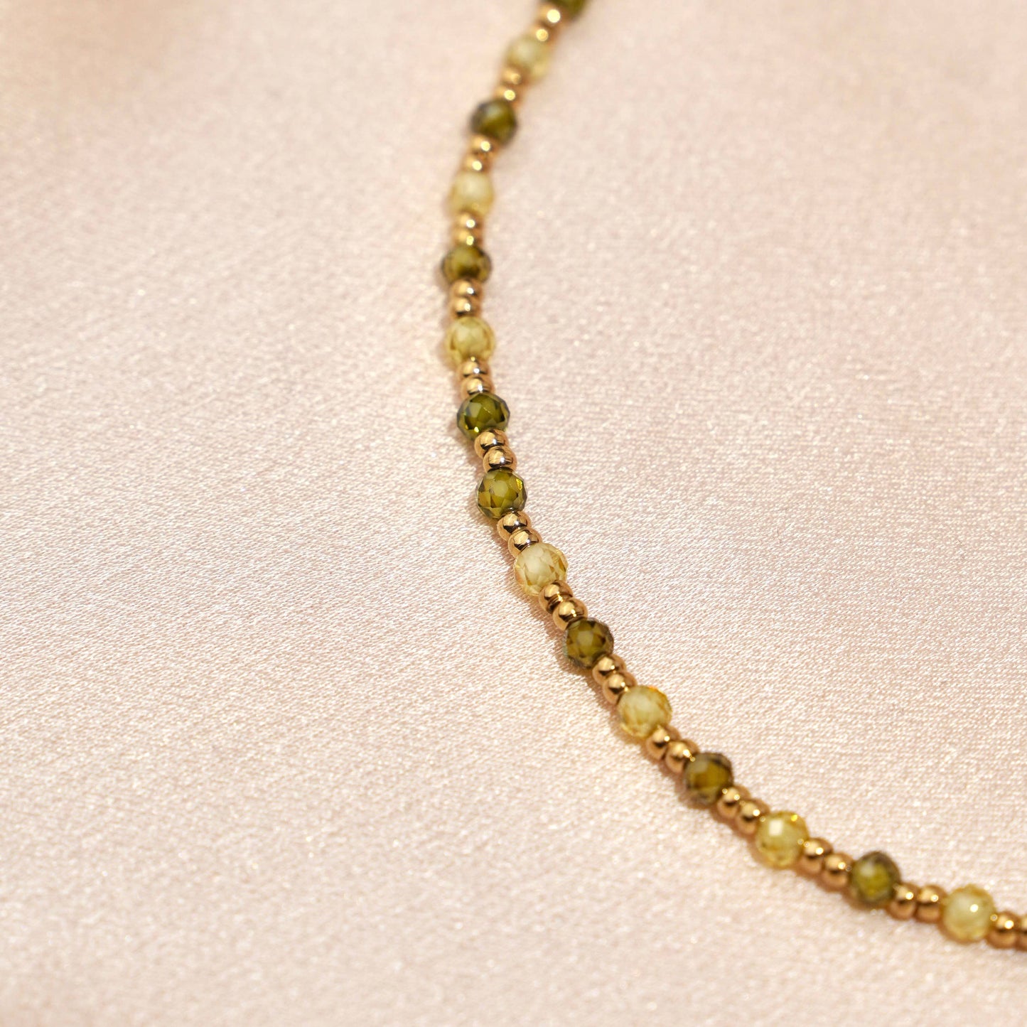 Collier avec des perles vertes et dorées