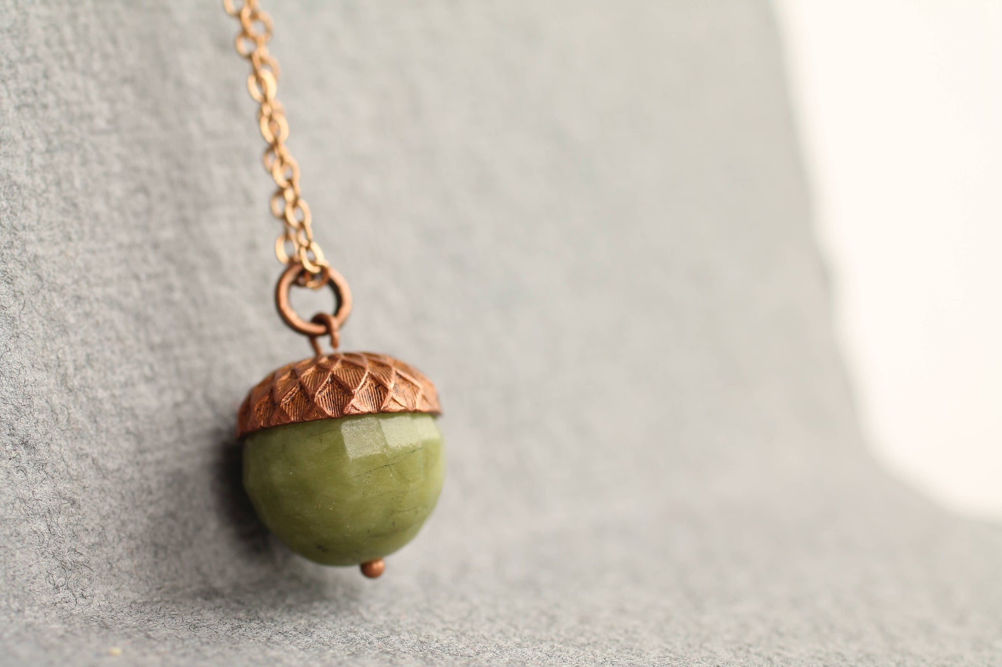 einzigartige Kette mit einem grünen Stein in form einer eichel. Natur schmuck für naturliebhaber