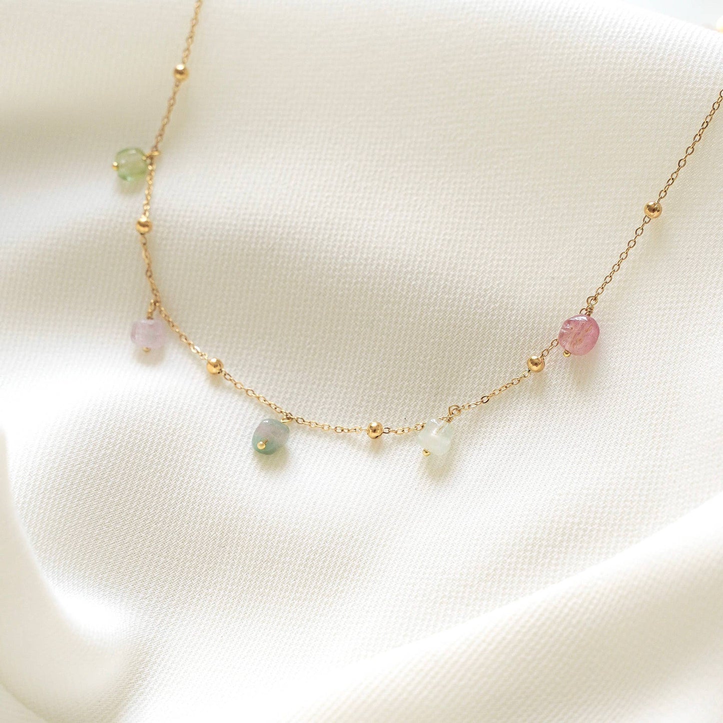 Collier avec pendentifs en pierre colorée