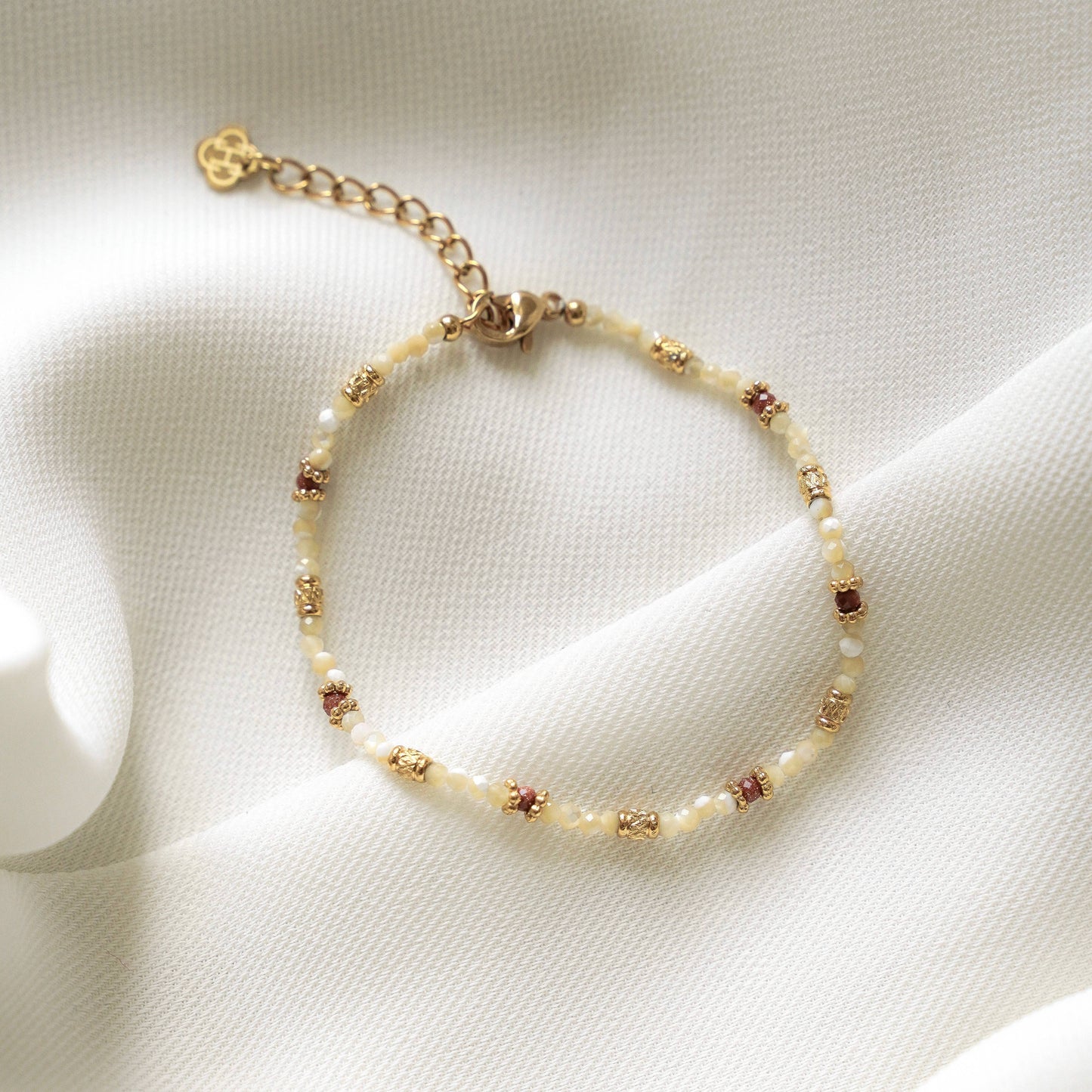Armband mit weißen und roten Perlen