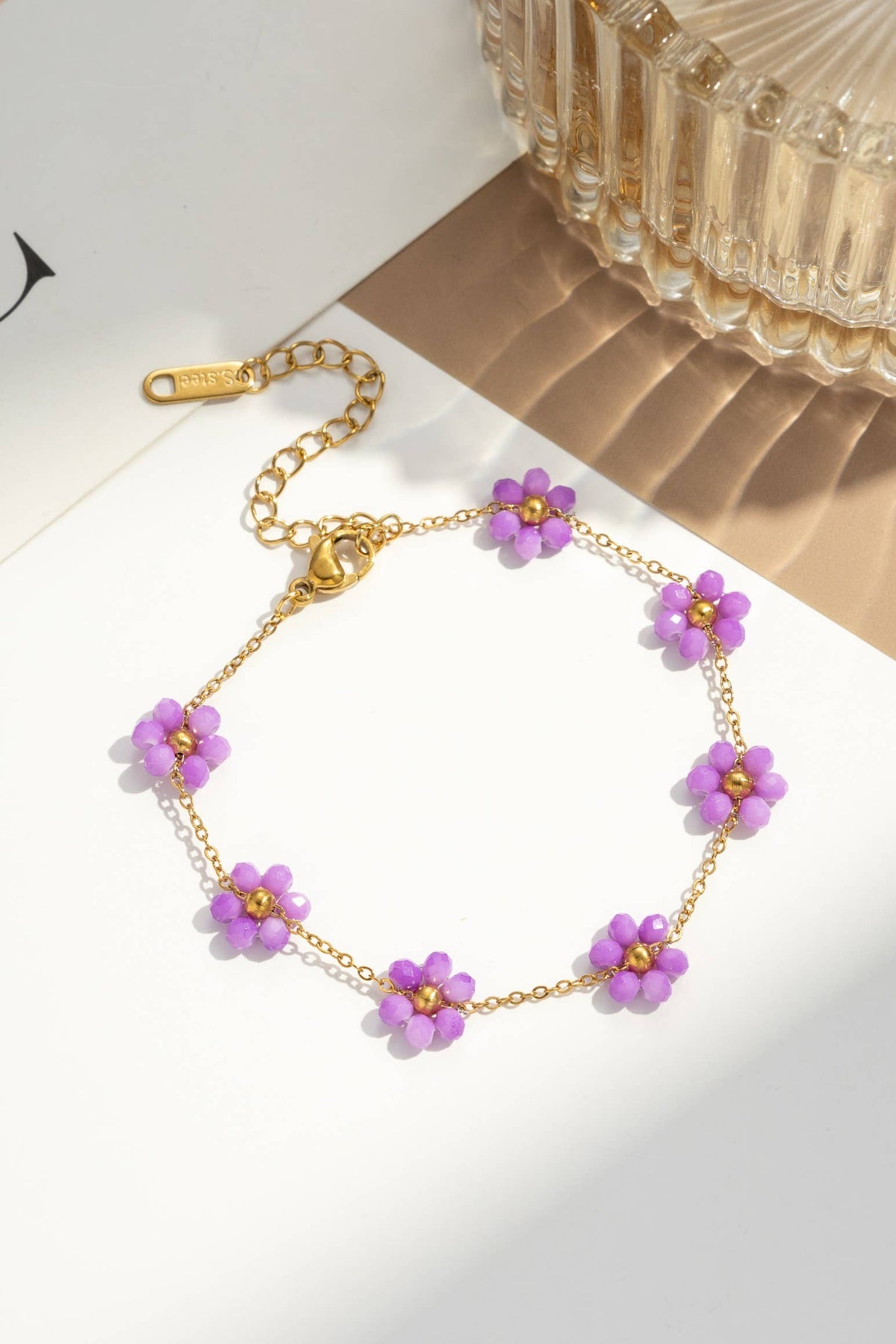 Armband mit lila Perlenblumen
