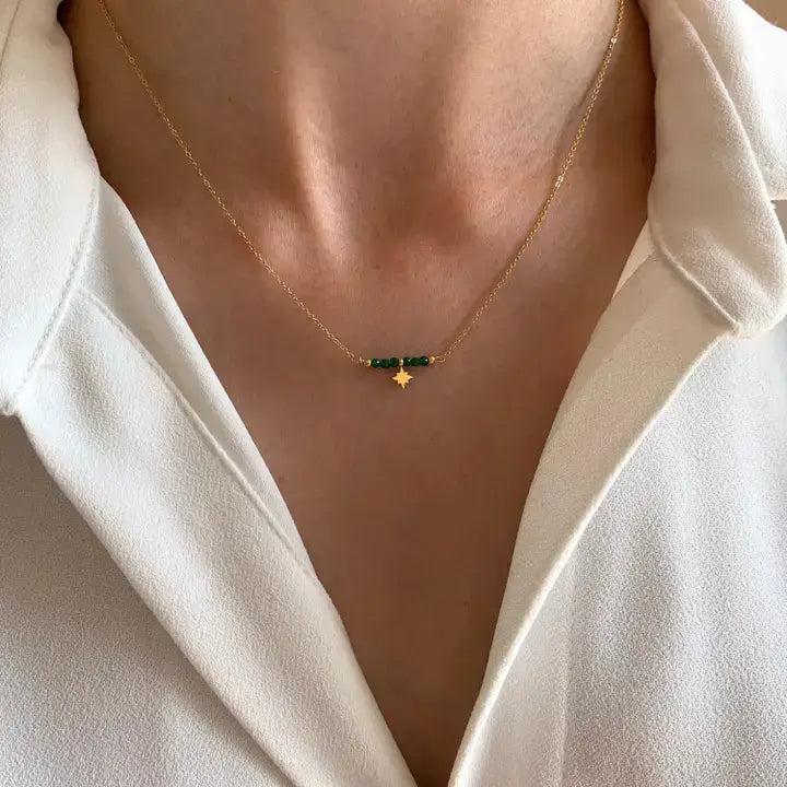 collier avec pierres vertes