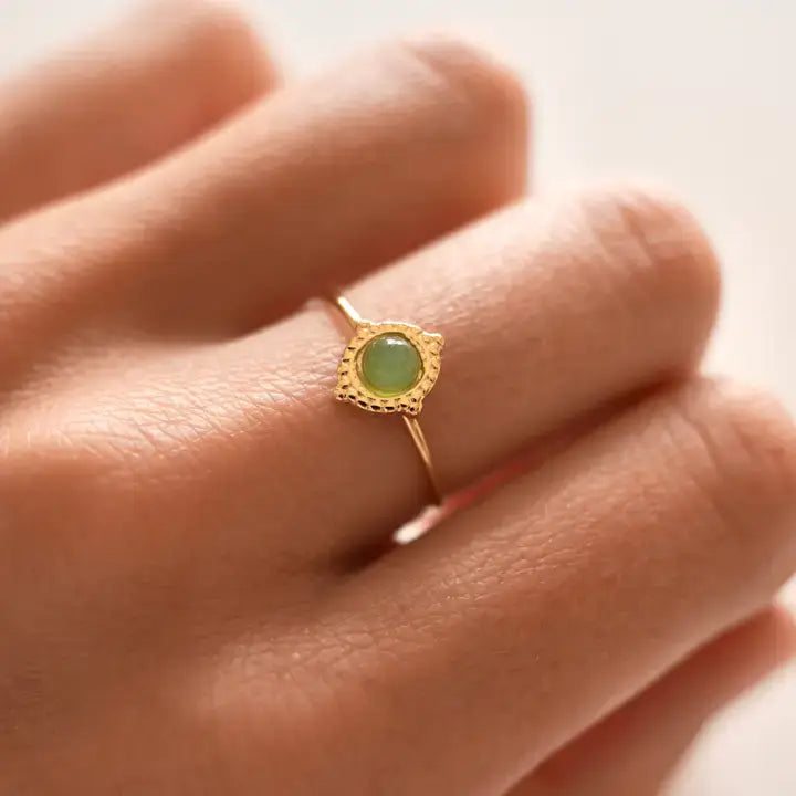 Ring mit grünem Stein