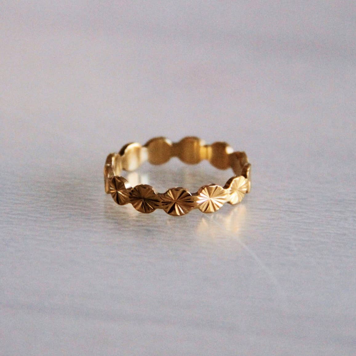 Goldfarbener Edelstahlring mit filigranem Design und geometrischen Mustern, ideal für minimalistischen Schmuck.