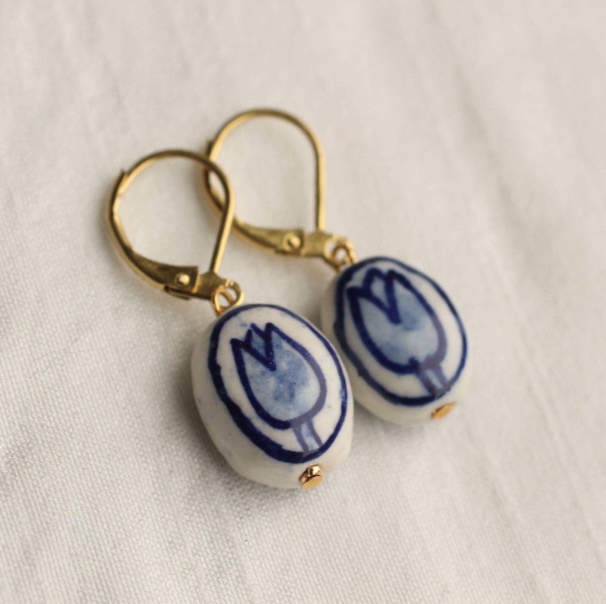 vintage retro porzellan ohrringe bemalt mit blauen tulpen. modern, auffällig und feminin