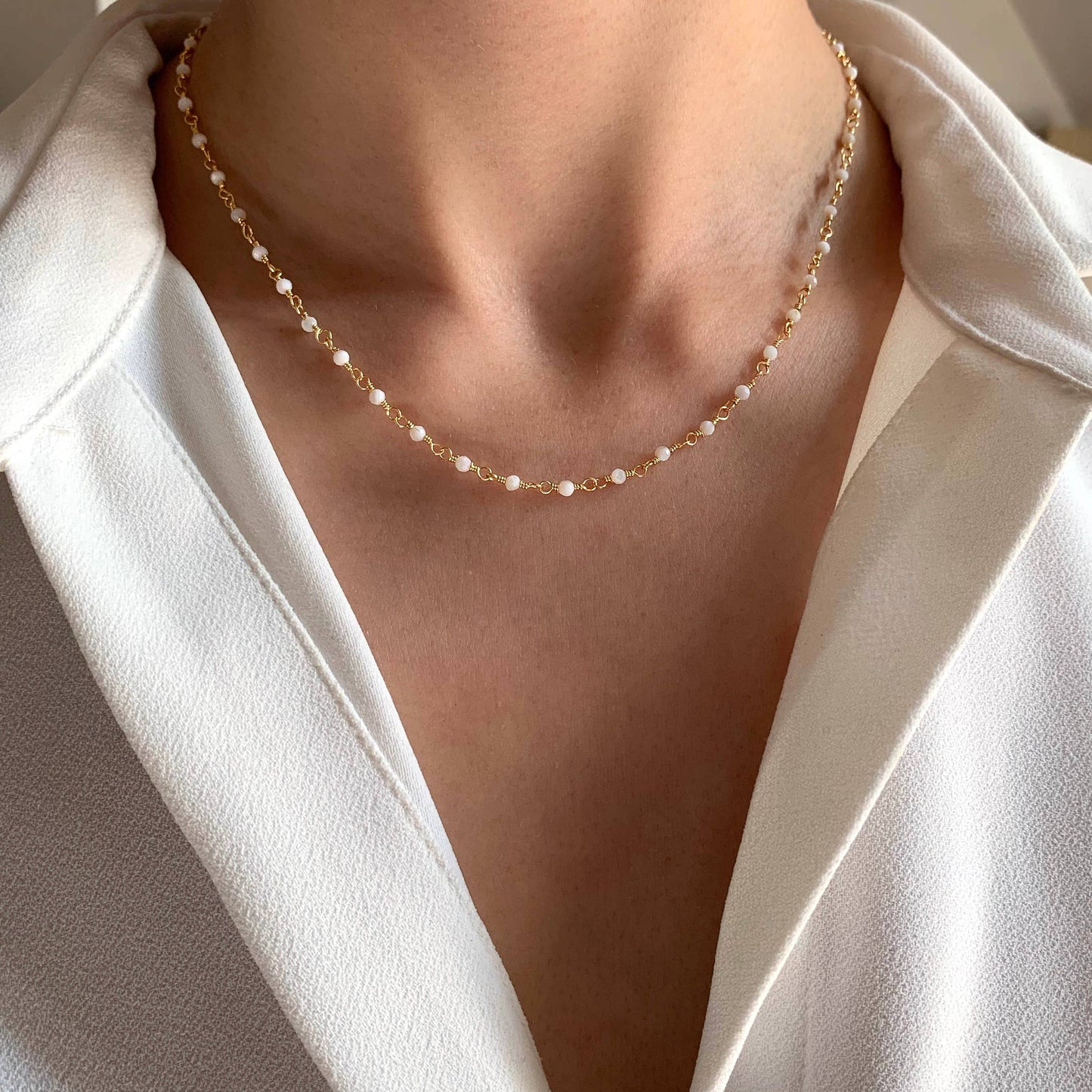 Kette mit kleinen, weißen Perlen