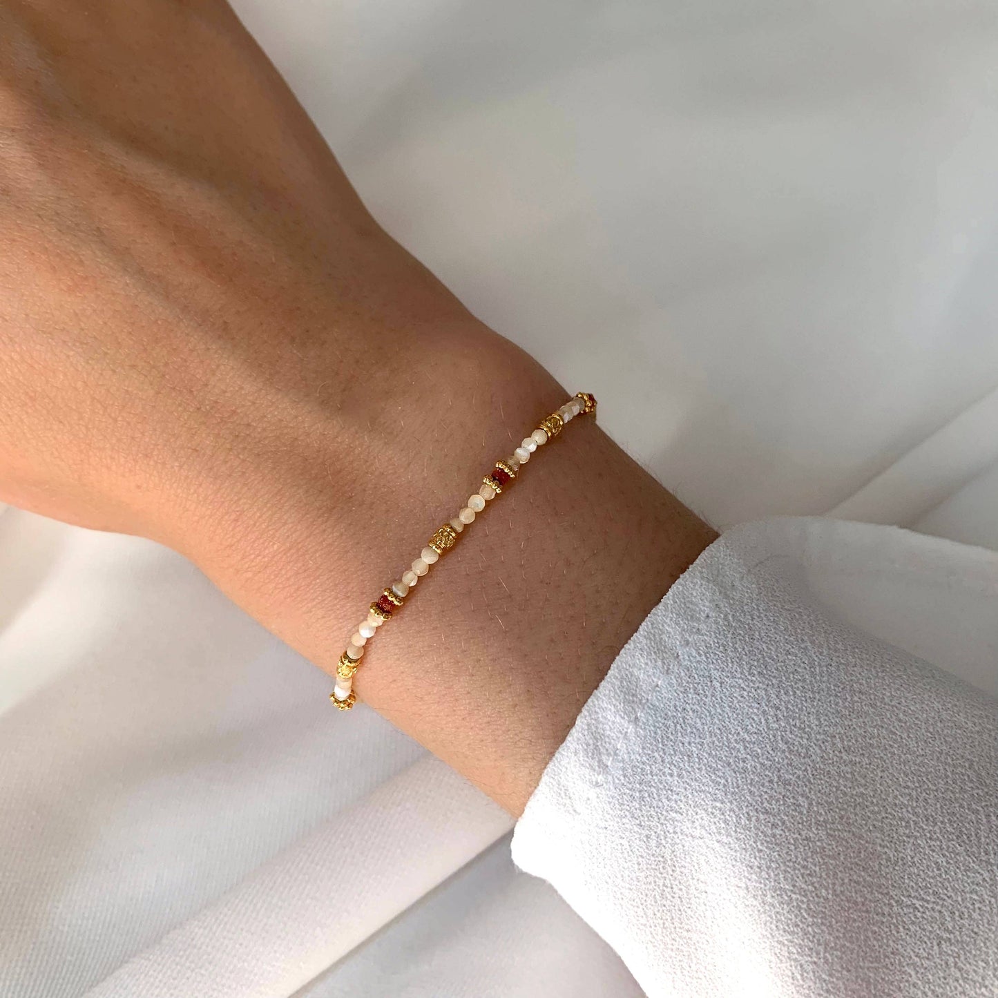 Armband mit weißen und roten Perlen