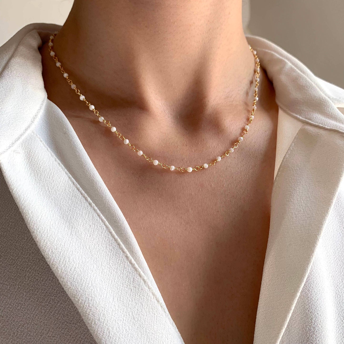 Kette mit kleinen, weißen Perlen