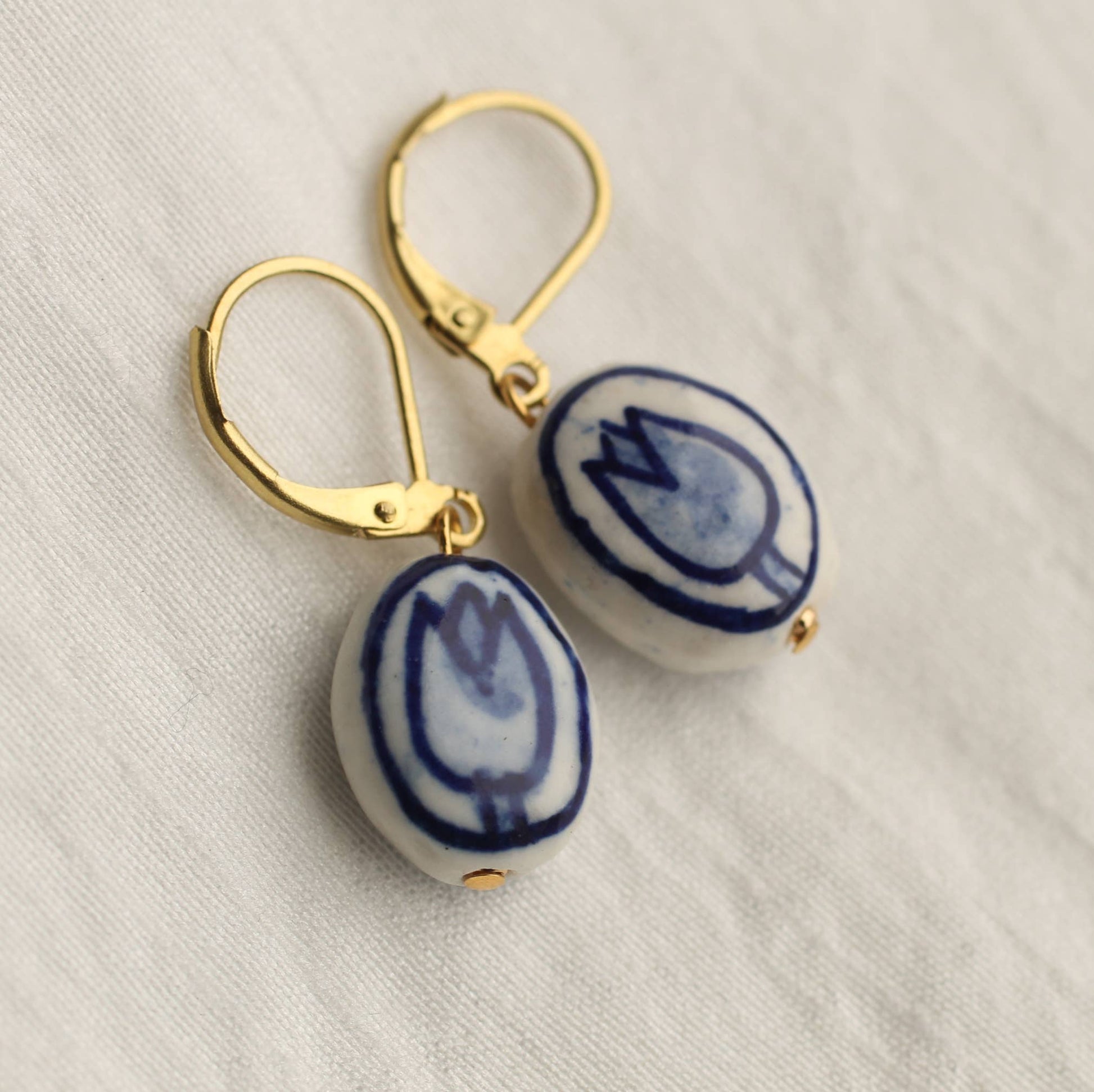 vintage retro porzellan ohrringe bemalt mit blauen tulpen. modern, auffällig und feminin