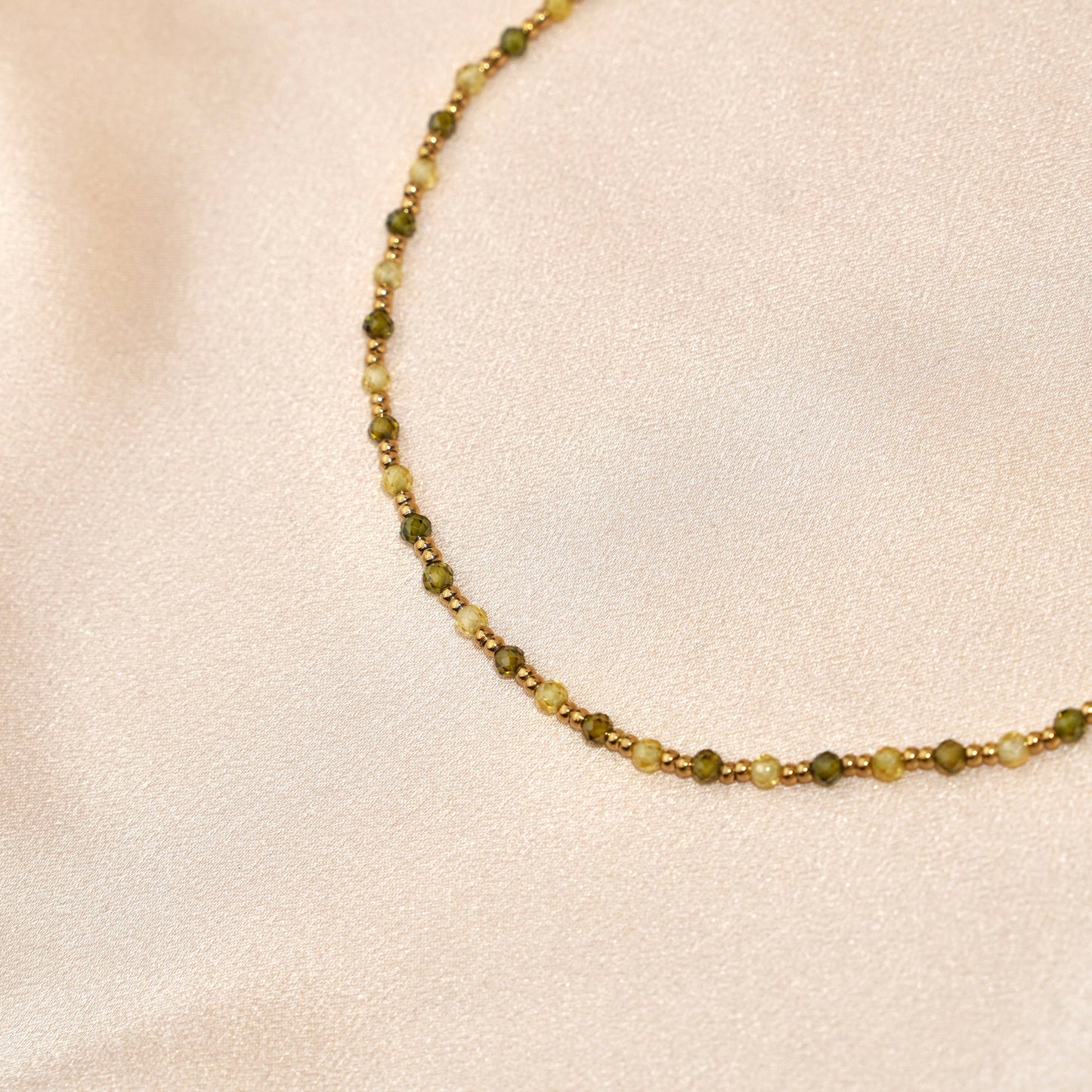 Collier avec des perles vertes et dorées