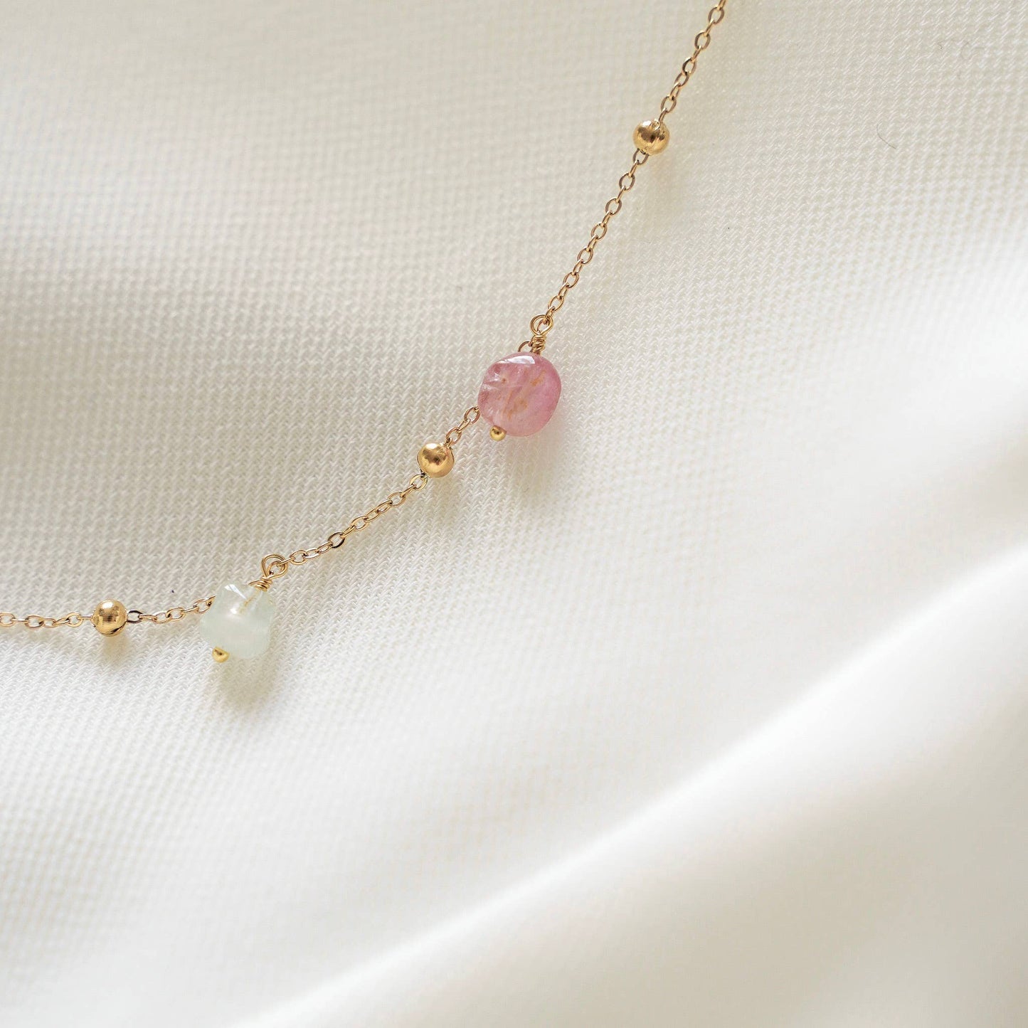 Collier avec pendentifs en pierre colorée