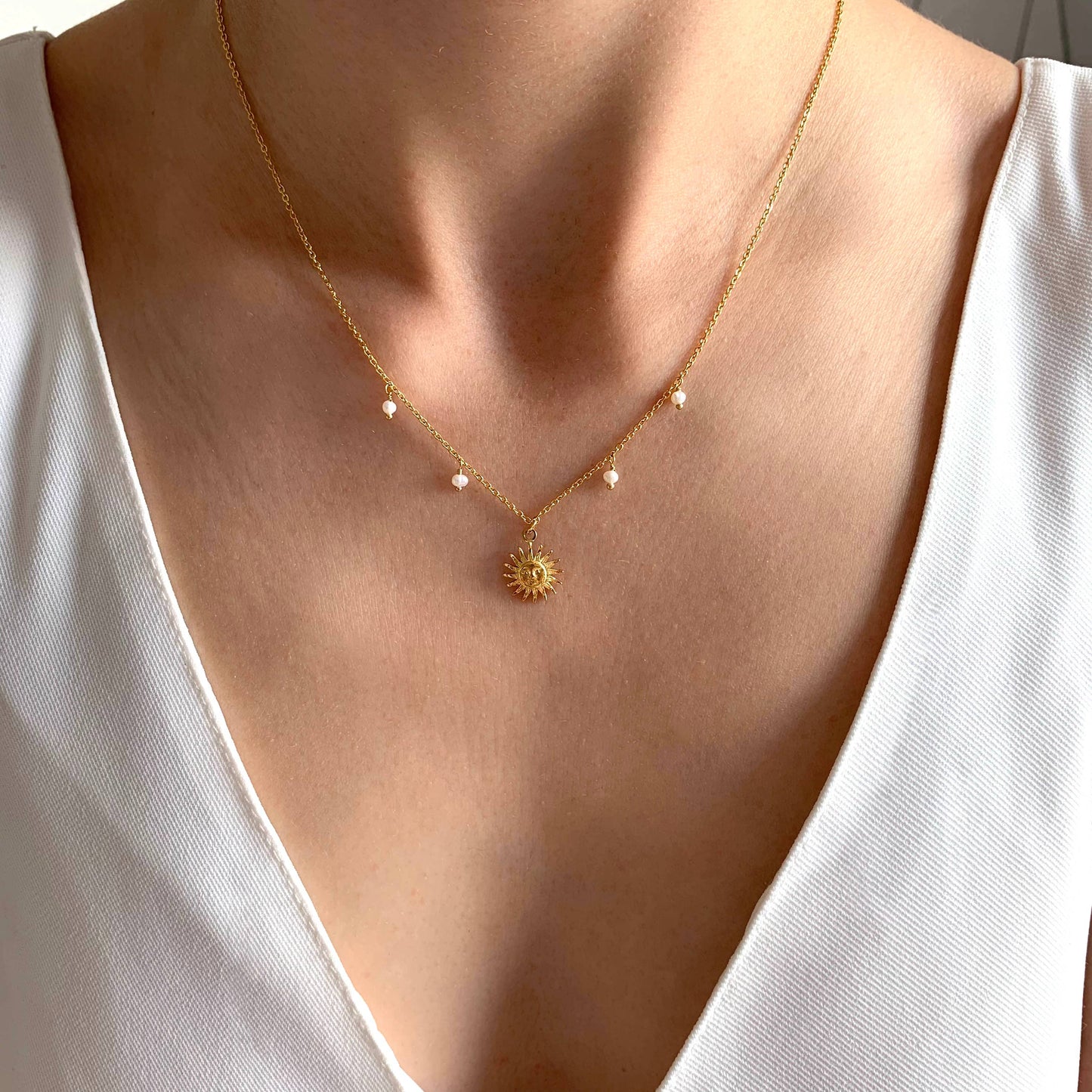 Collier avec pendentif soleil et perles