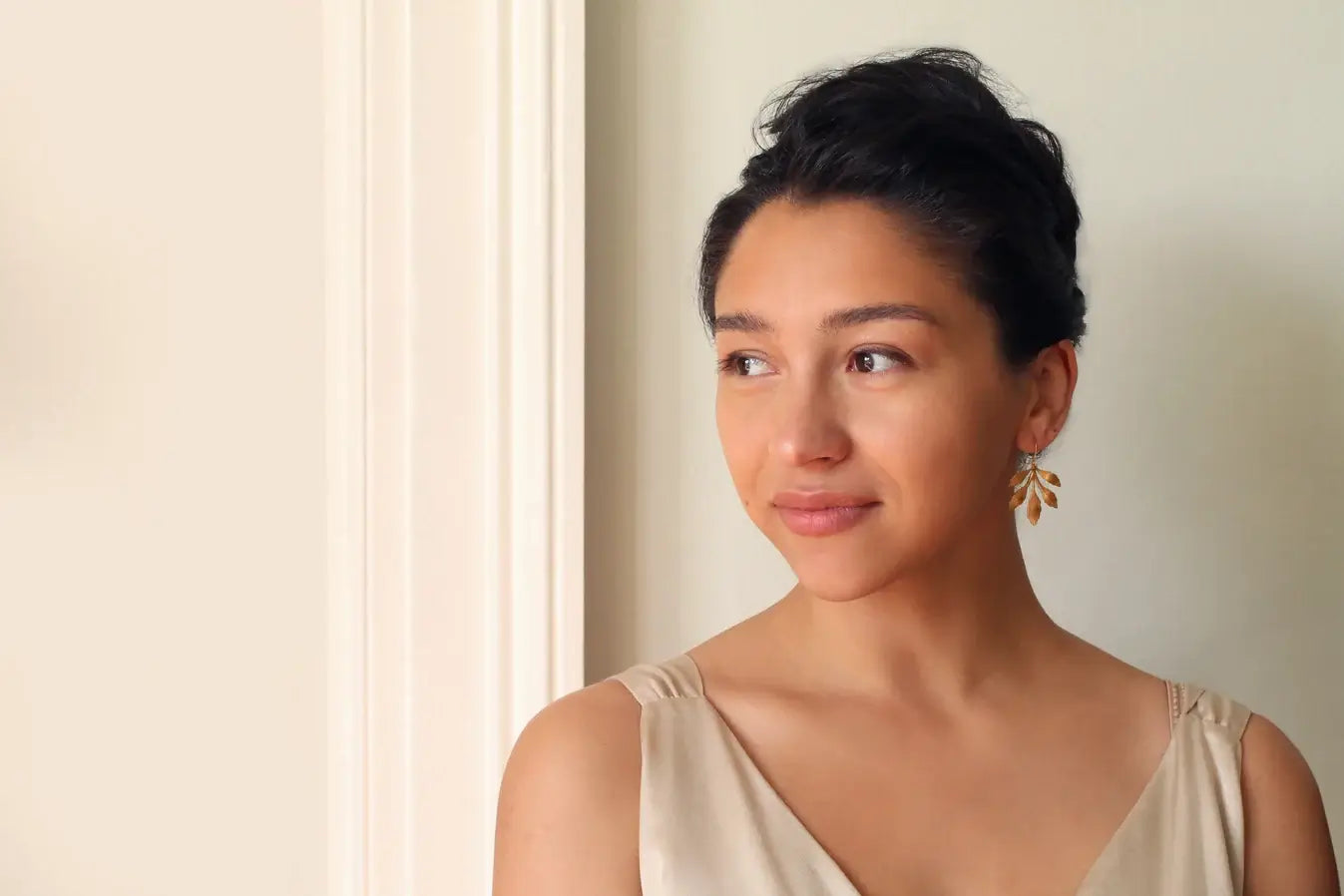 Moderne Blatt Ohrringe aus Messing, perfekt für den eleganten Look junger Frauen.
