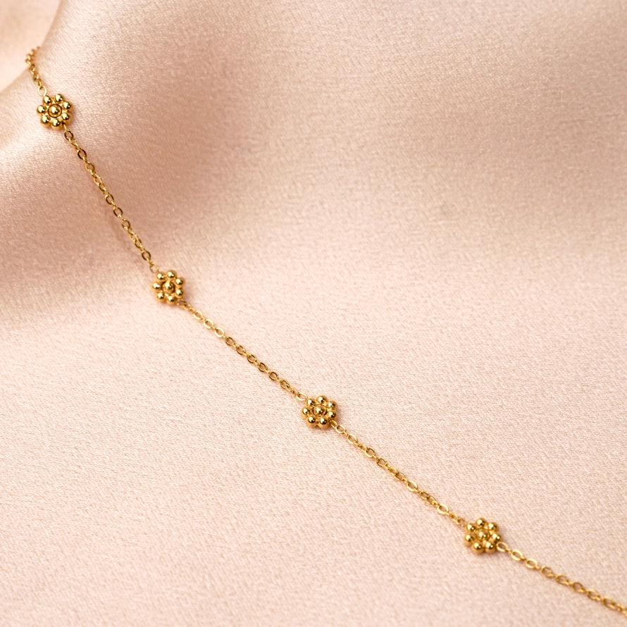 Bracelet with golden pearl flowers