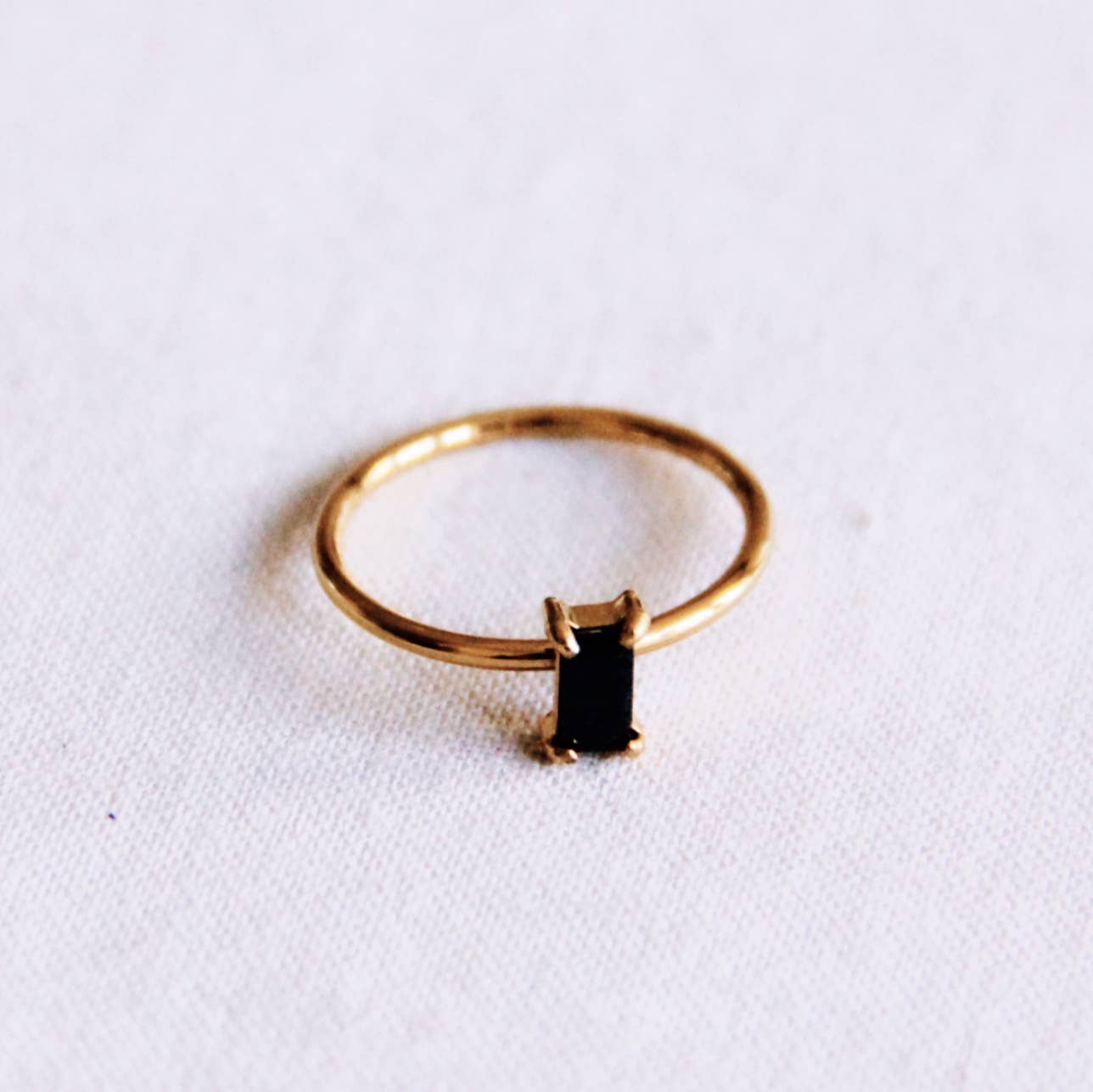 Bague minimaliste ornée d'un cristal noir