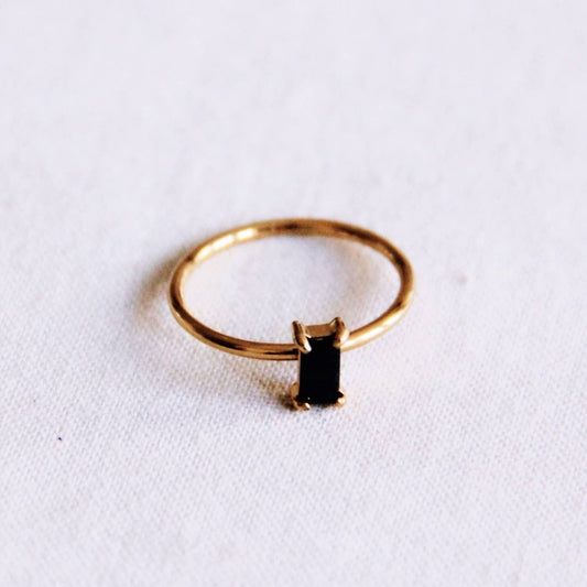 Bague minimaliste ornée d'un cristal noir