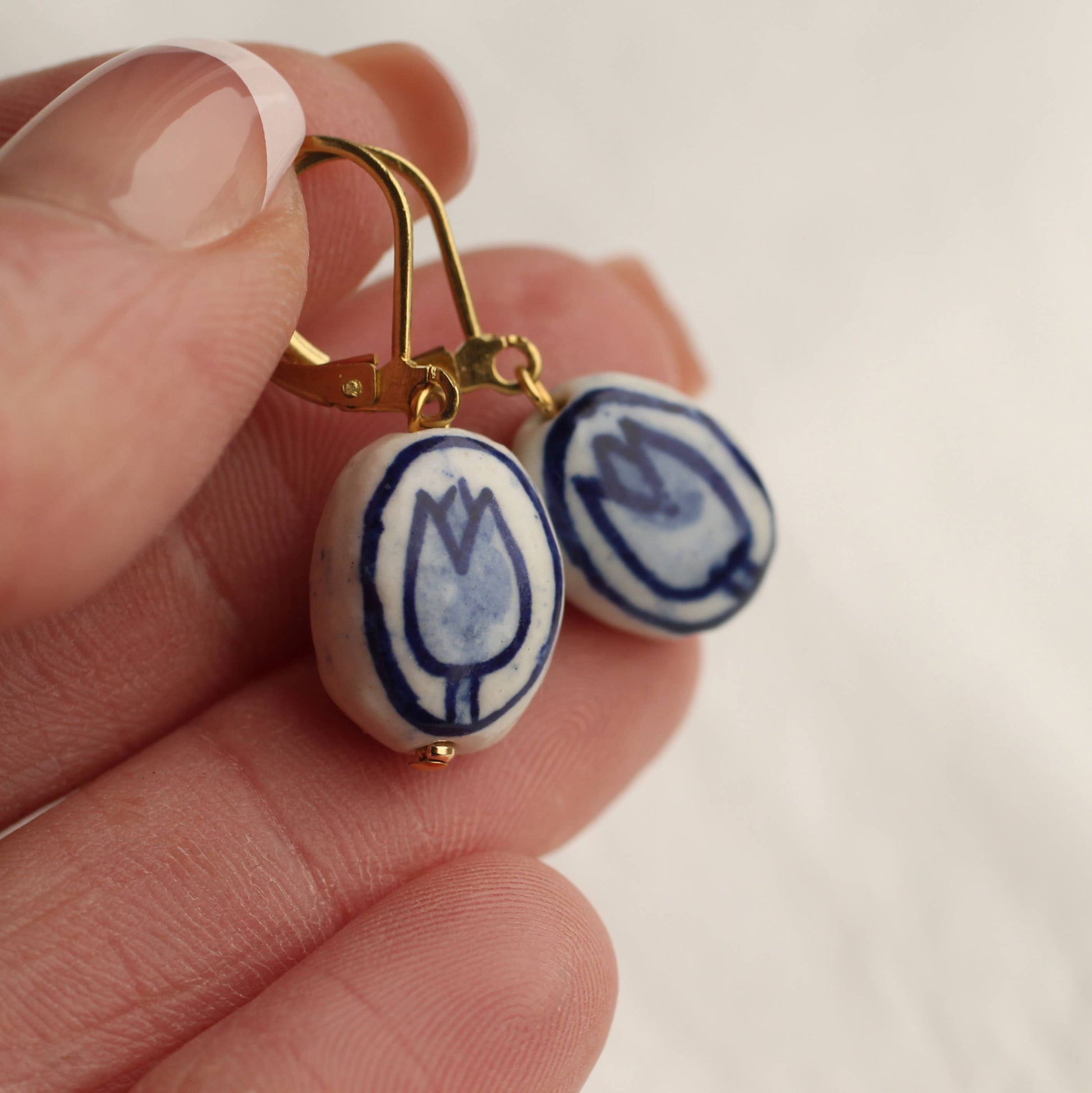vintage retro porzellan ohrringe bemalt mit blauen tulpen. modern, auffällig und feminin